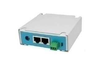 Ein weiß und blau gefärbter Ethernet-Switch mit zwei Netzwerkports, einem Stromeingangsport und einem kleinen grünen Anschluss, verwendet für die Vernetzung von Geräten.