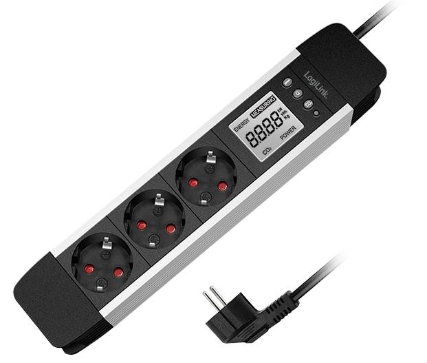 Eine Steckdosenleiste mit drei europäischen Steckdosen und einem digitalen Display, das den Energieverbrauch und die Kosten anzeigt. Ein Stecker mit Kabel ragt von einem Ende aus.