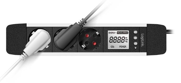Eine Steckdosenleiste mit eingestecktem Stecker, die ein digitales Display mit den Anzeigen ‚Energiemessung' und ‚CO2-Leistung' aufweist.