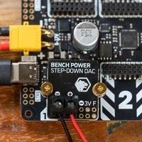 Pimoroni Yukon Bench Power Modul, 5A Step-down DAC, 3-12V Ausgang Pimoroni Yukon Bench Power Modul, 5A Step-down DAC, 3-12V Ausgang