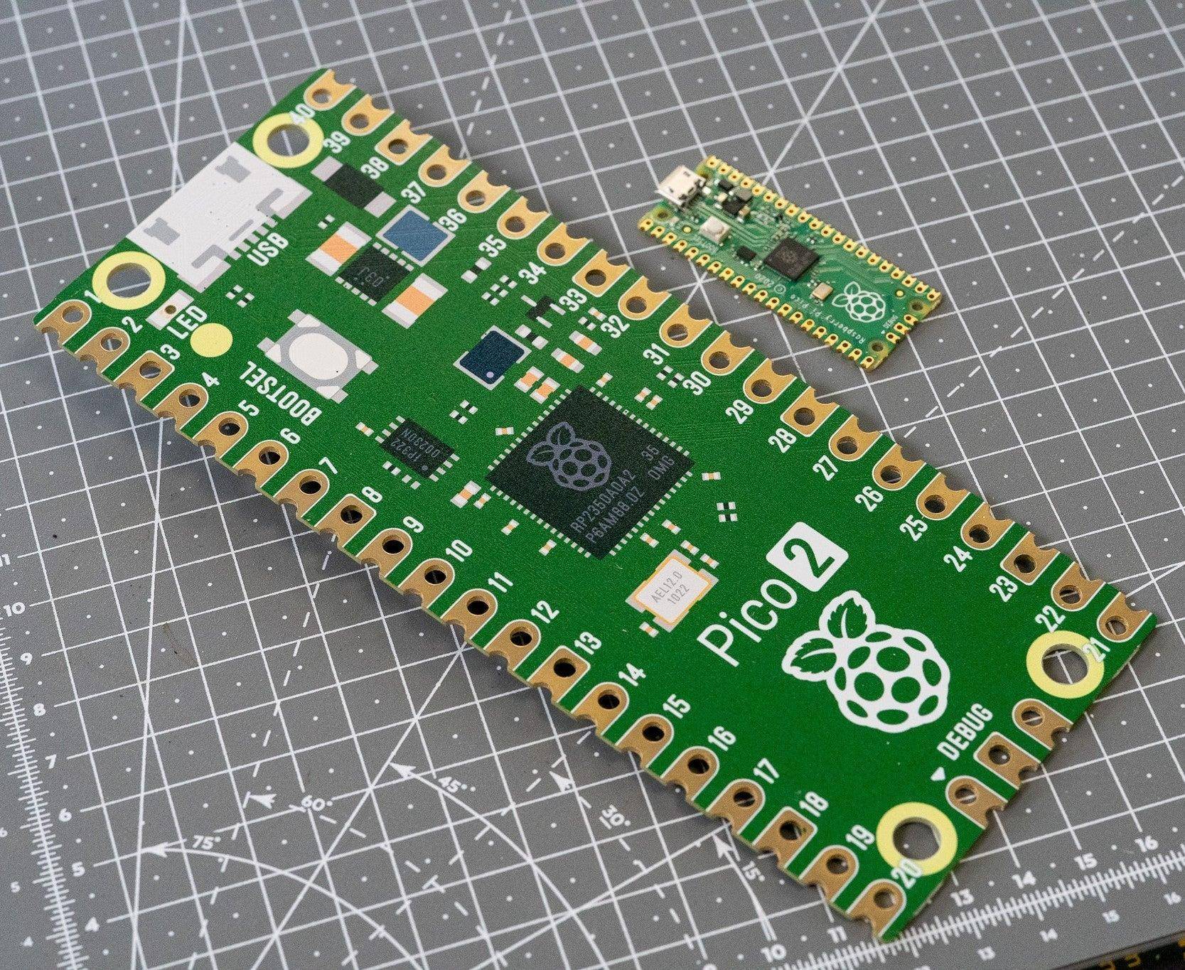 Pimoroni Pico Jumbo Starter Kit, riesiger Pico 2 in 3,5-fachen Maßstab, mit extra großen Zubehör