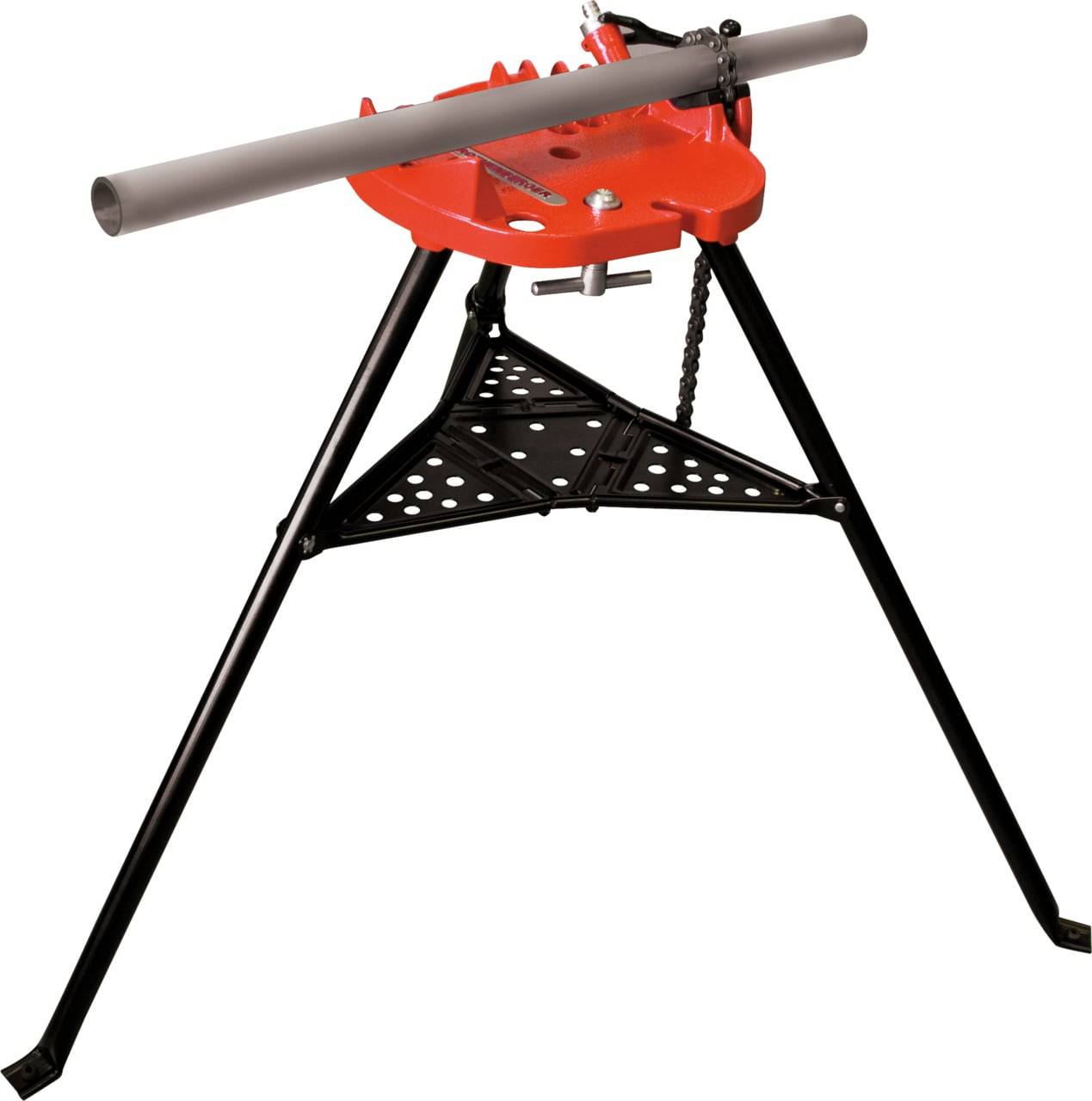 Ein roter Rohrklemmer auf einem Stativ hält ein graues Rohr horizontal, verwendet zum Befestigen und Bearbeiten von Rohren.