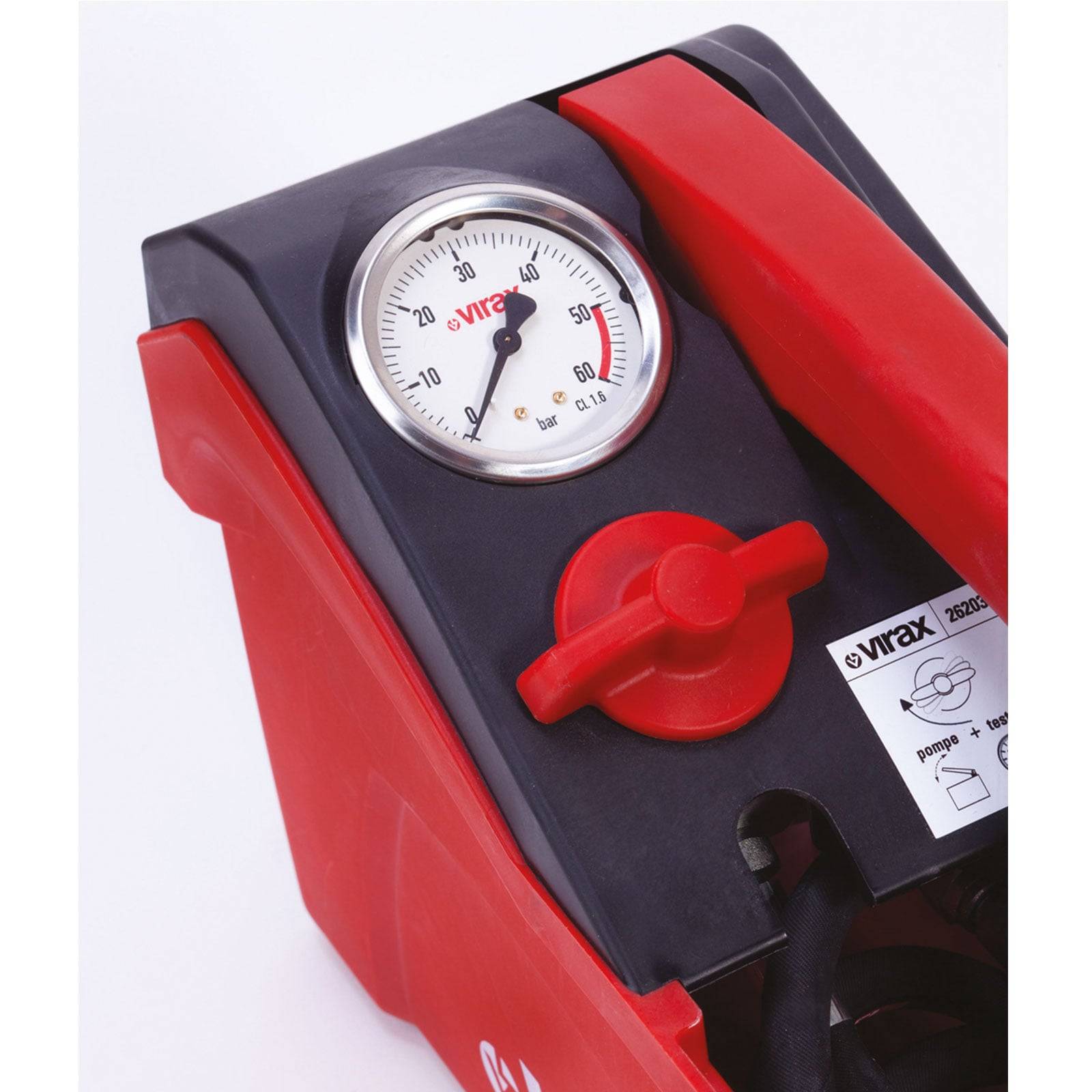 Rote hydraulische Pumpe mit einem Druckmesser, der ungefähr 40 anzeigt. Ein roter Drehknopf und ein Markenlabel sind auf der schwarzen Oberfläche der Maschine sichtbar.