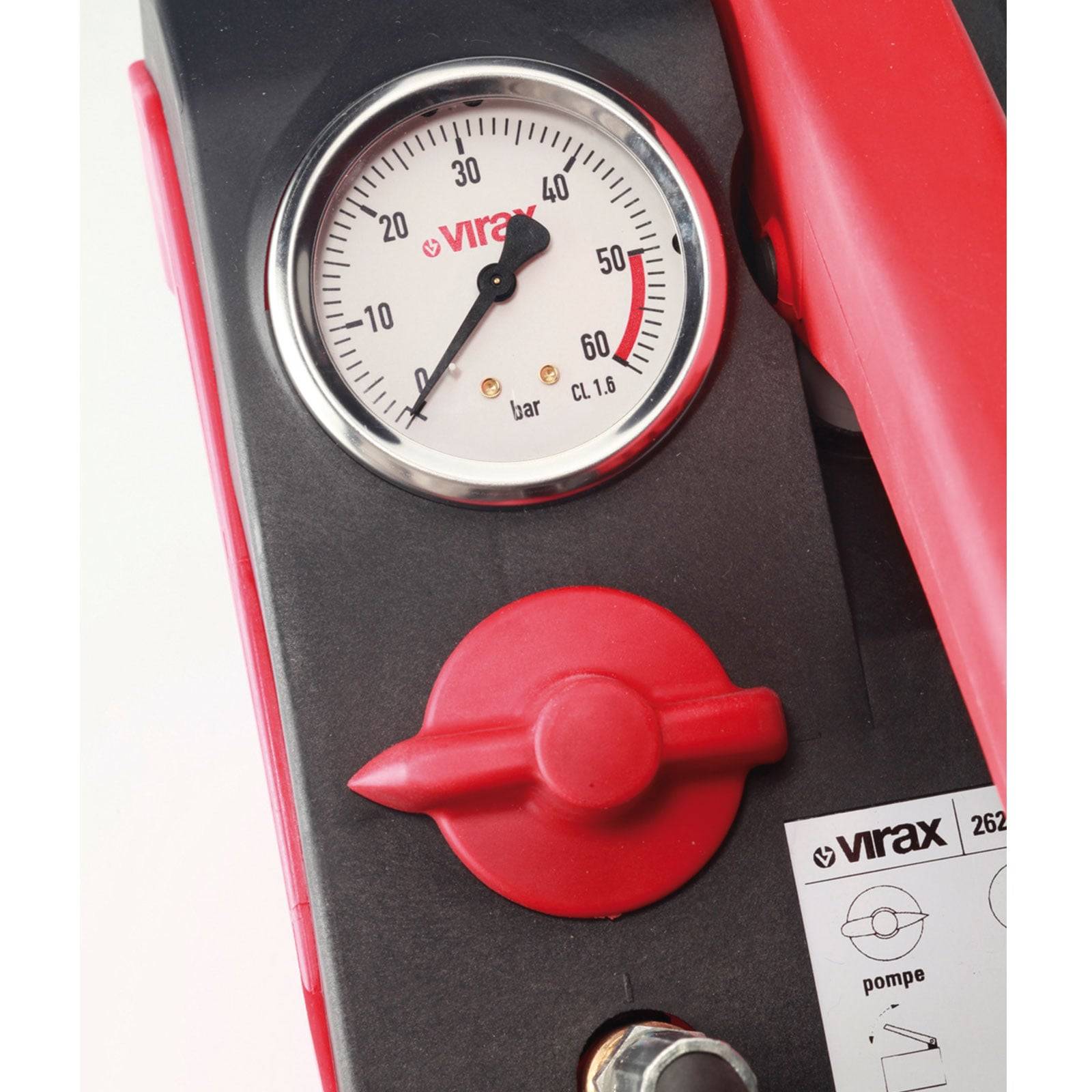 Ein Nahaufnahme-Bild eines Manometers auf einem Virax-Gerät, das eine Anzeige von 60 bar zeigt. Beinhaltet ein rotes Ventil und einen Teil der Produktmarkierung.