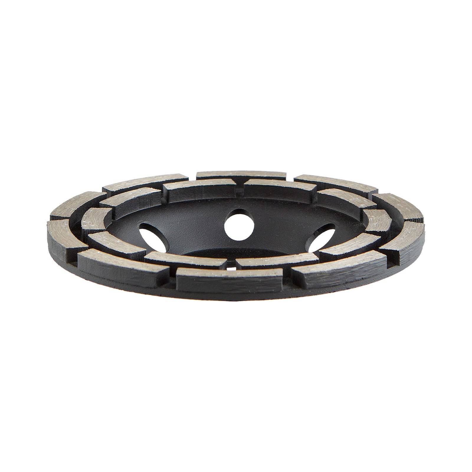 Ein kreisförmiges Diamant-Schleifrad mit gleichmäßig angeordneten Segmenten und einem zentralen Loch, das zum Glätten und Formen von Betonoberflächen verwendet wird.