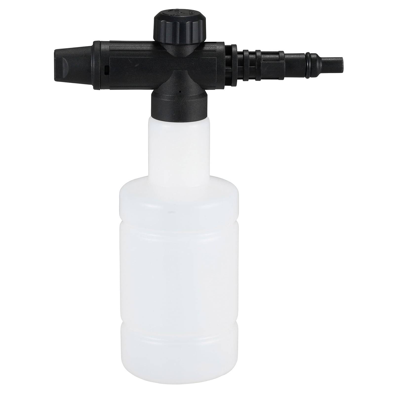 Eine Schaumkanone mit einer schwarzen Düse und einer durchsichtigen Plastikflasche, die zum Auftragen von Reinigungsmitteln oder Reinigungslösungen während der Autowäsche verwendet wird.