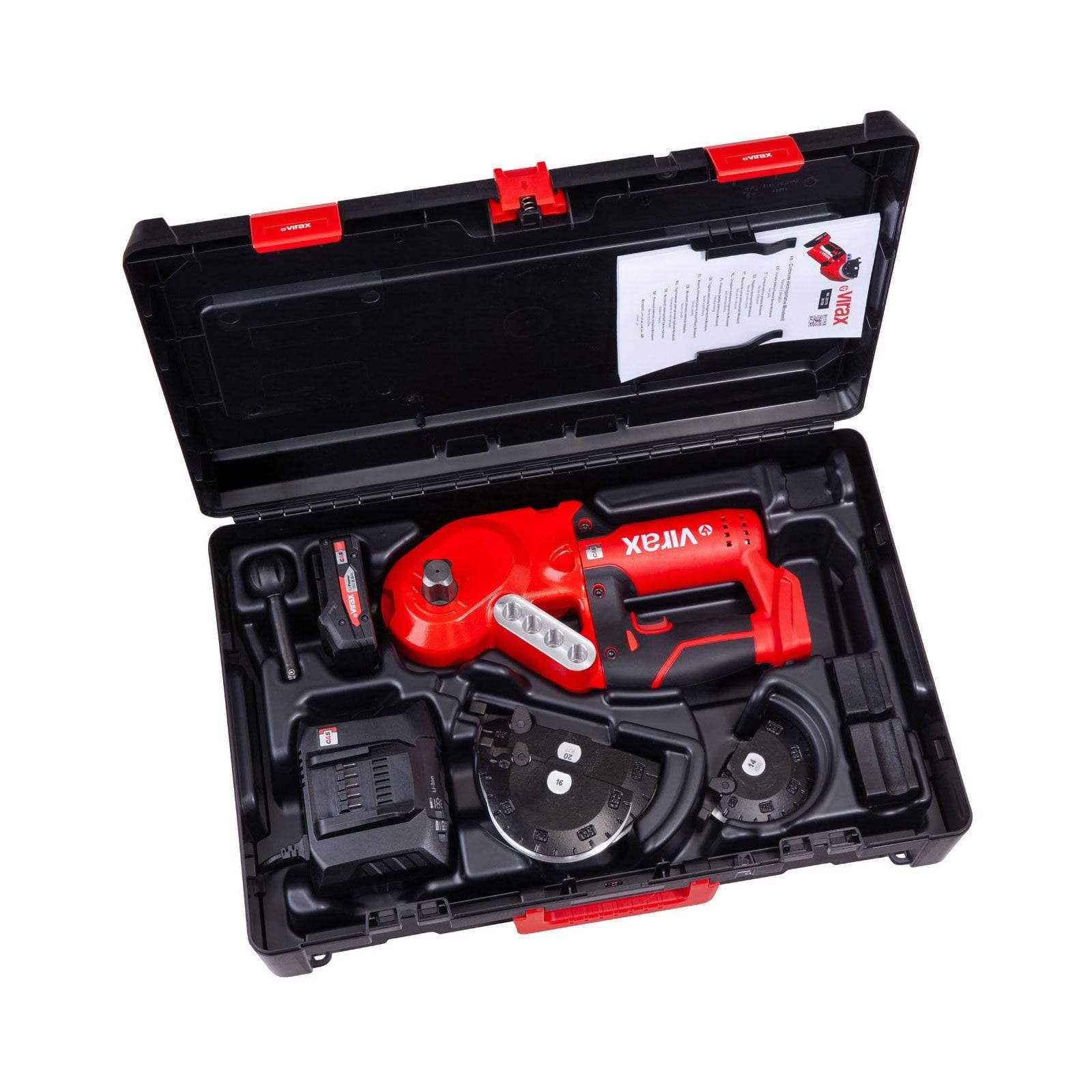 Ein rotes Elektrowerkzeug-Set in einem schwarzen Koffer, bestehend aus einem kabellosen Rotationswerkzeug, Ladegerät, zwei Kreissägeblättern und Zubehör.