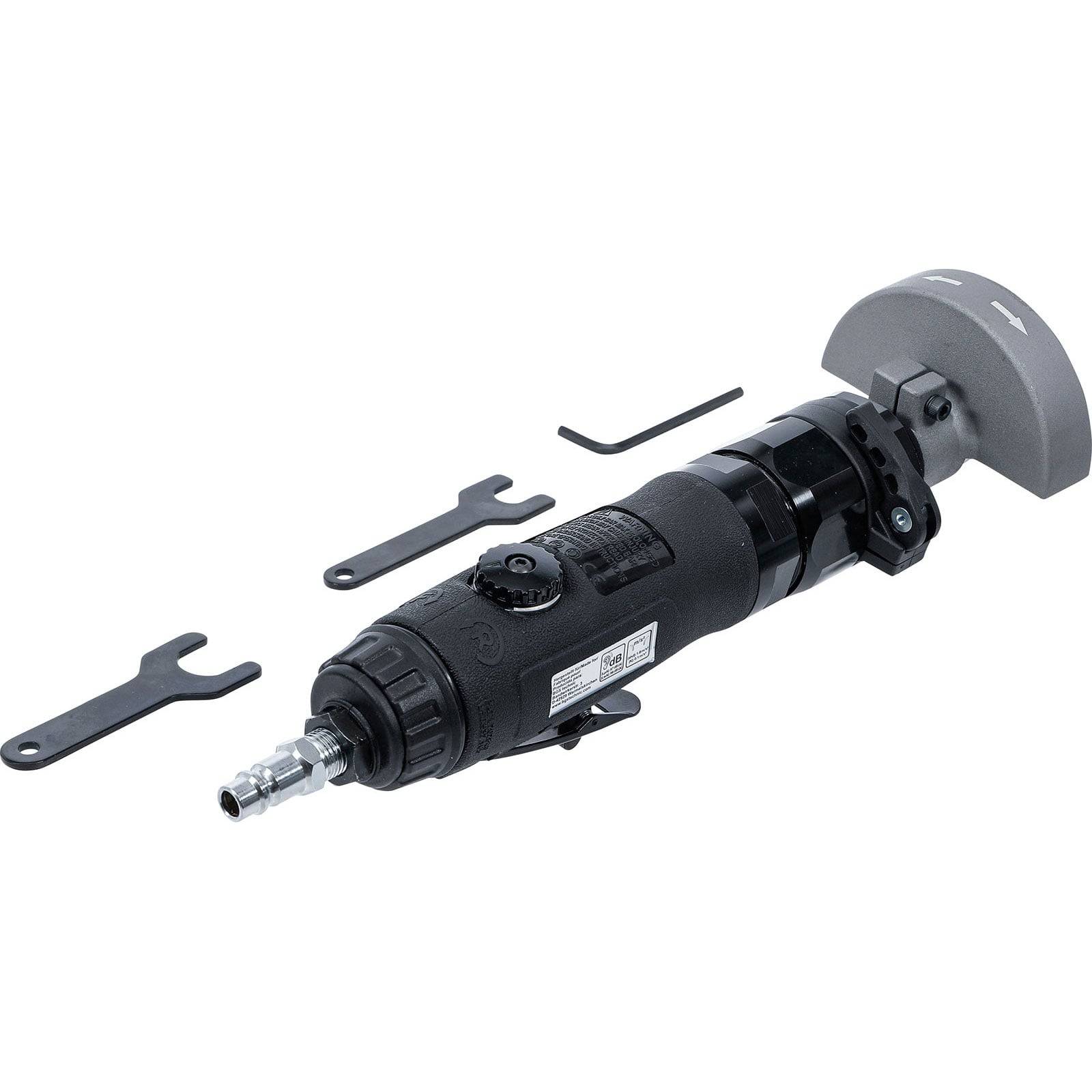 Winkelschleifer mit Schutzhaube und zwei mitgelieferten Schraubenschlüsseln vor einem weißen Hintergrund.