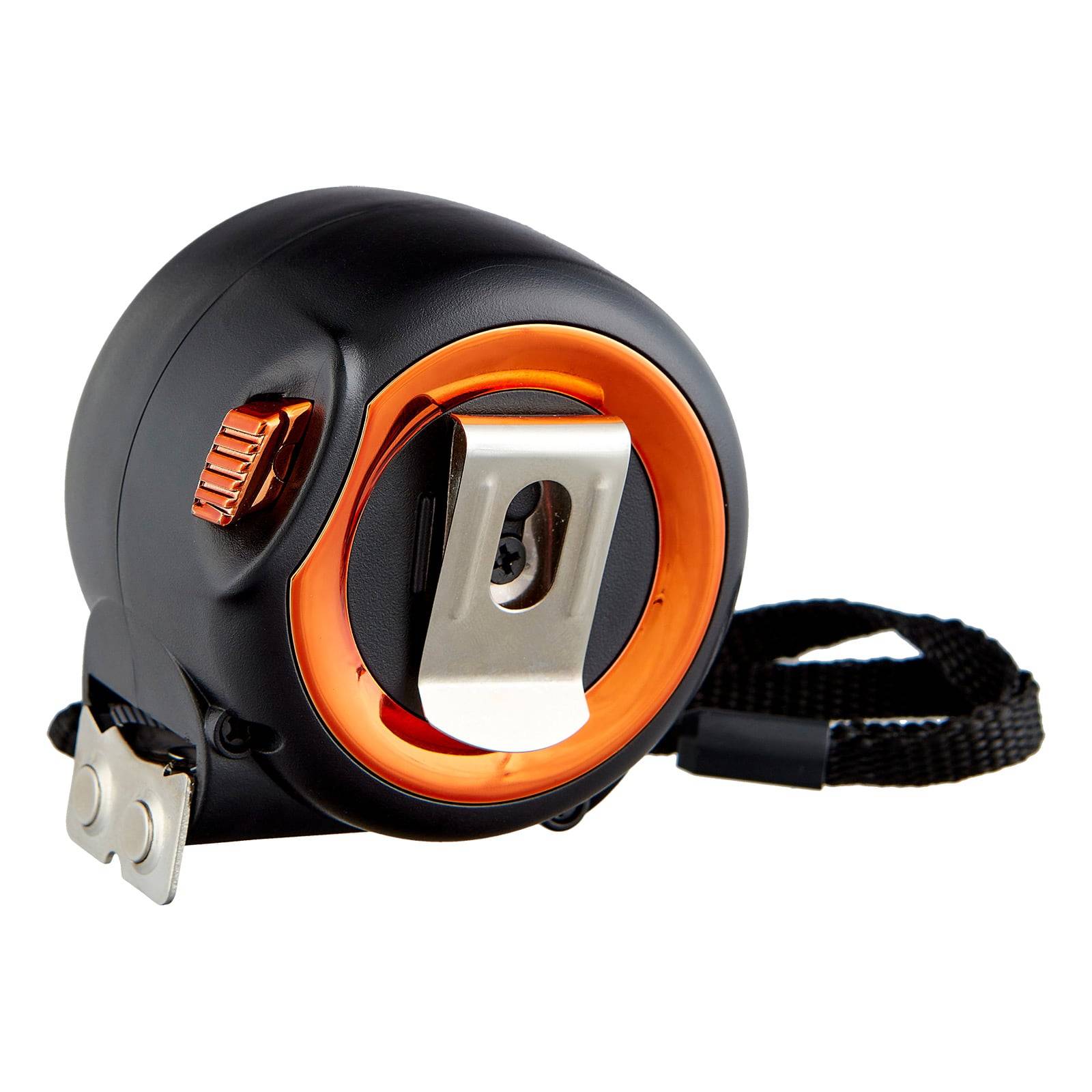 Ein schwarzes und orangefarbenes einziehbares Maßband mit Gürtelclip und Handgelenkschlaufe.