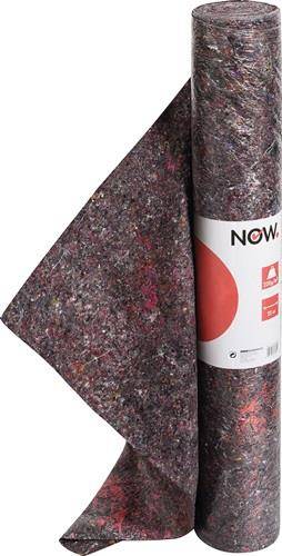 Ein gerolltes Stück gefleckten, mehrfarbigen Filzes mit einer Etikette, auf der 