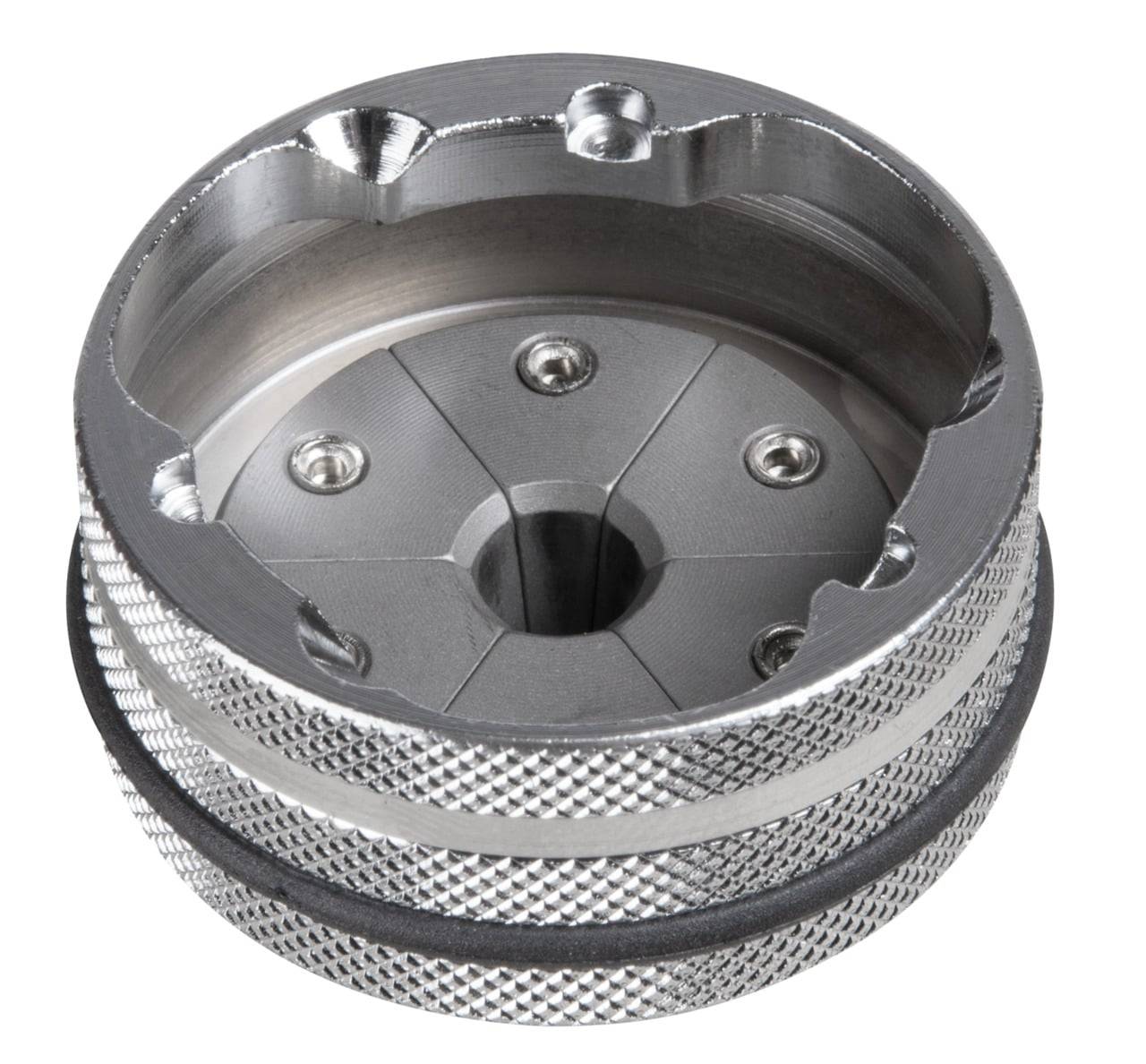 Ein Nahaufnahmebild einer metallischen, kreisförmigen Werkzeugkomponente mit strukturierter Griffoberfläche, die eine eingedellte Mitte und mehrere sichtbare Schrauben aufweist.