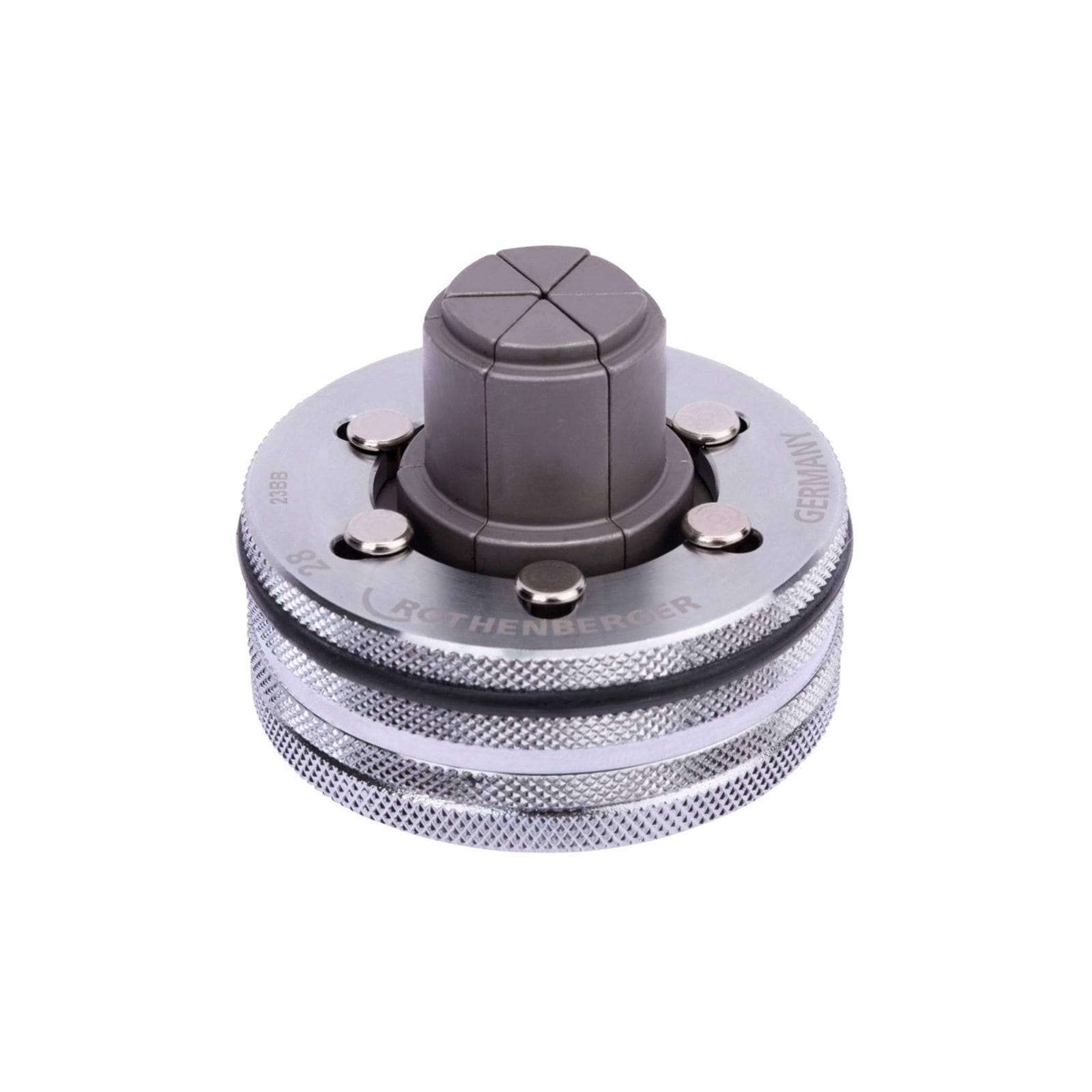 Ein metallischer Rohrerweiterungswerkzeug mit gerilltem Griff und dunkelgrauem Kopf, verwendet zum Aufweiten der Rohrenden bei Klempnerarbeiten.