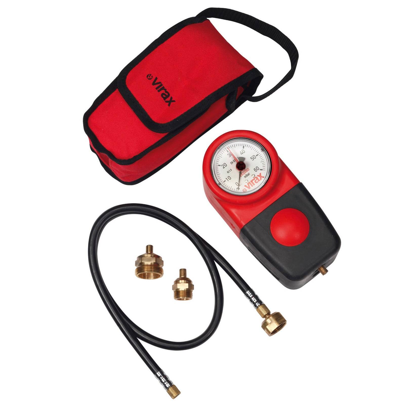 Ein rot-schwarzes Druckmessgerät-Set mit Transportkoffer, Manometer, Schläuchen und Messingadaptern, verwendet zur Messung von Druckwerten.