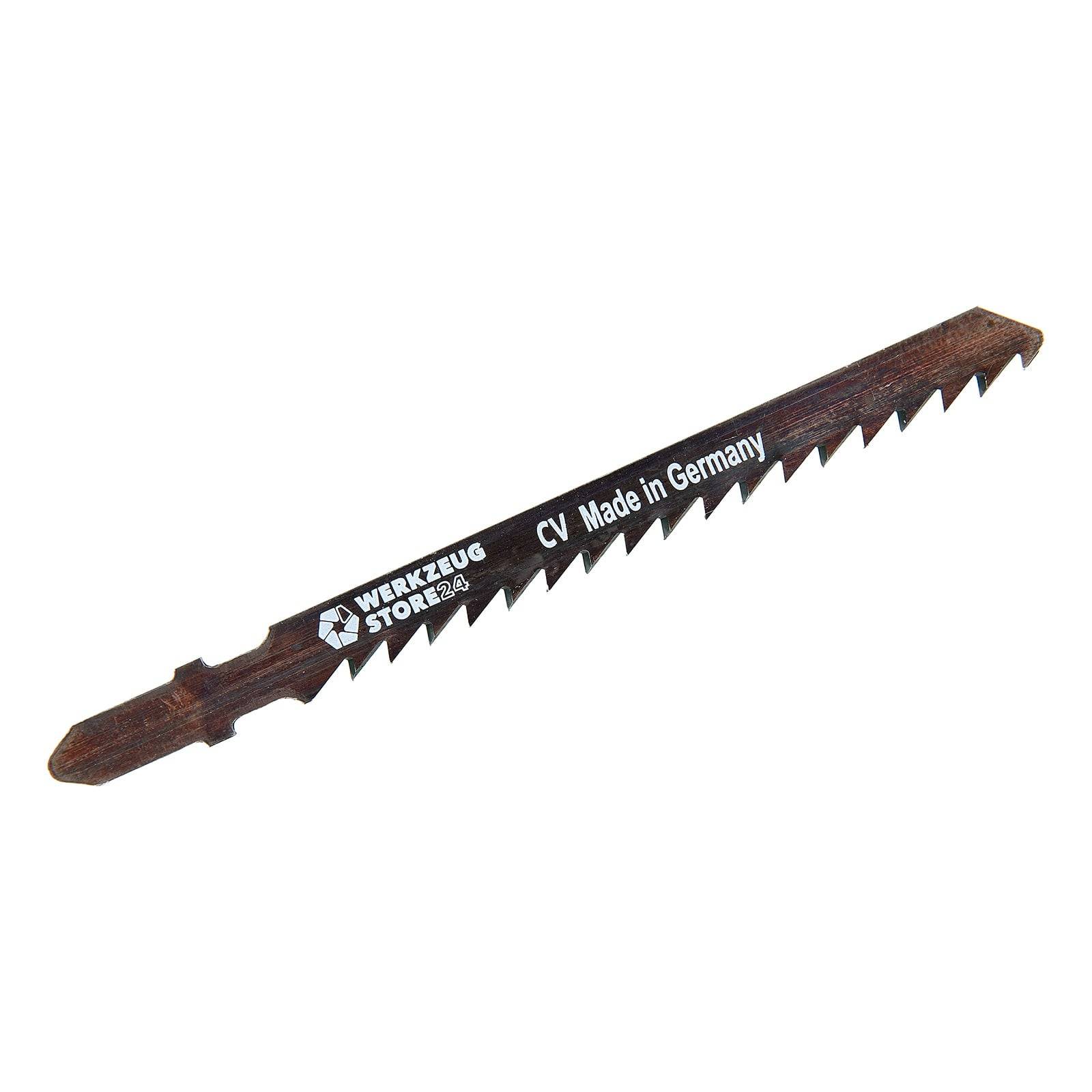 Ein Nahaufnahmebild einer dunkel gefärbten Stichsägeblatt mit scharfen Zähnen. Es trägt weißen Text mit der Aufschrift 'Werkzeugstore24' und 'CV Made in Germany.