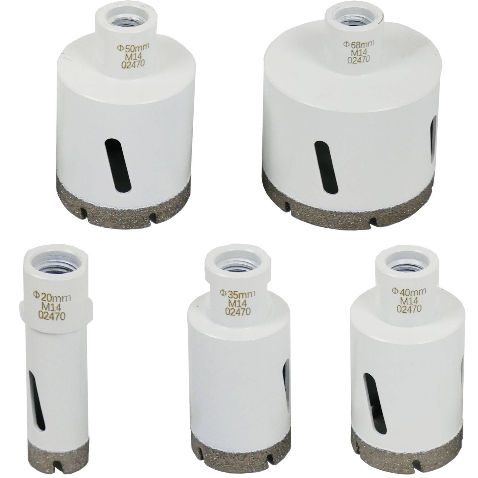 Ein Set von fünf zylindrischen weißen Diamant-Kernbohrern unterschiedlicher Größen, beschriftet mit ihrem Durchmesser und Typ, auf einem schlichten Hintergrund präsentiert.