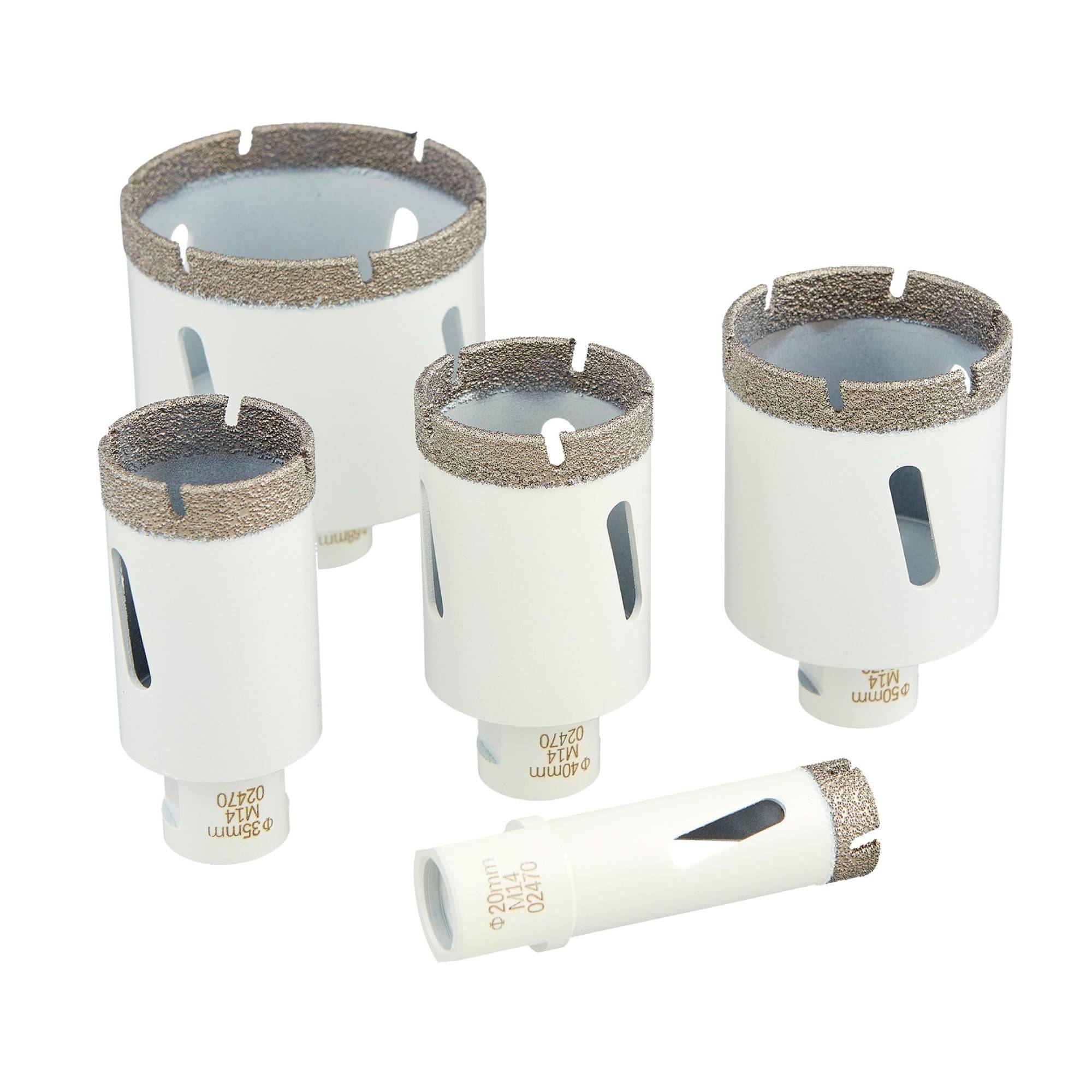 Fünf weiße Diamant-Lochsägeaufsätze verschiedener Größen, aufrecht und liegend angeordnet, die Schnittflächen präsentierend.