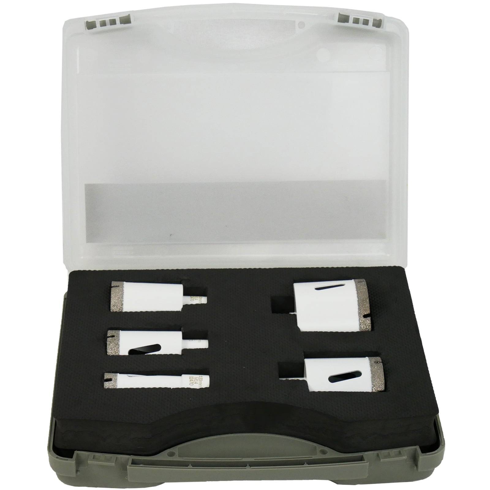 Ein Set von Lochsäge-Bohrern in einem Schutzkoffer. Fünf verschiedene Größen sind ordentlich in Schaumstoffschlitzen angeordnet, mit einem teilweise geöffneten transparenten Deckel.