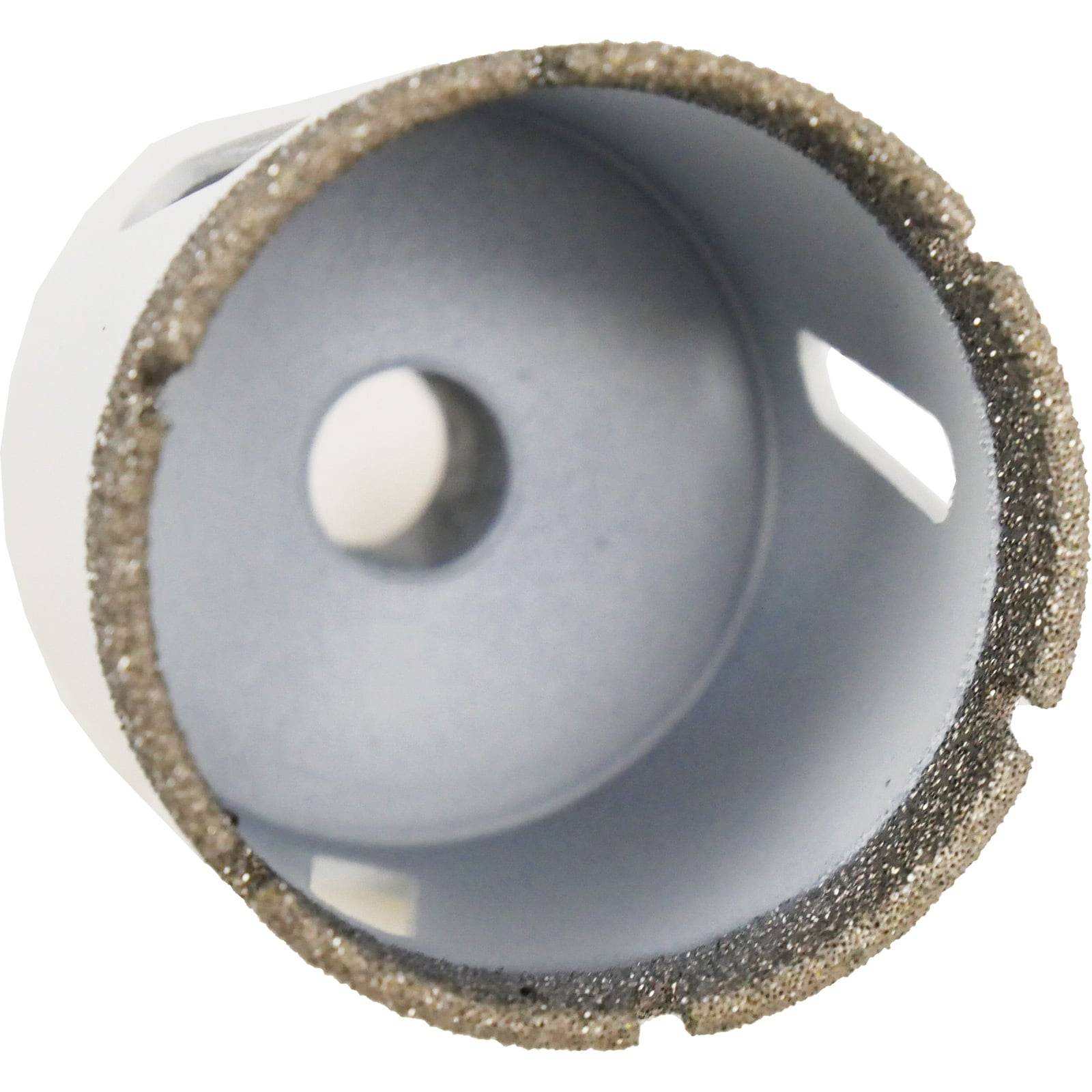 Eine Nahaufnahme einer kreisförmigen Diamant-Lochsäge mit einem Metallrand und seitlichen Schlitzen, die zum präzisen Bohren von Löchern in harten Oberflächen verwendet wird.