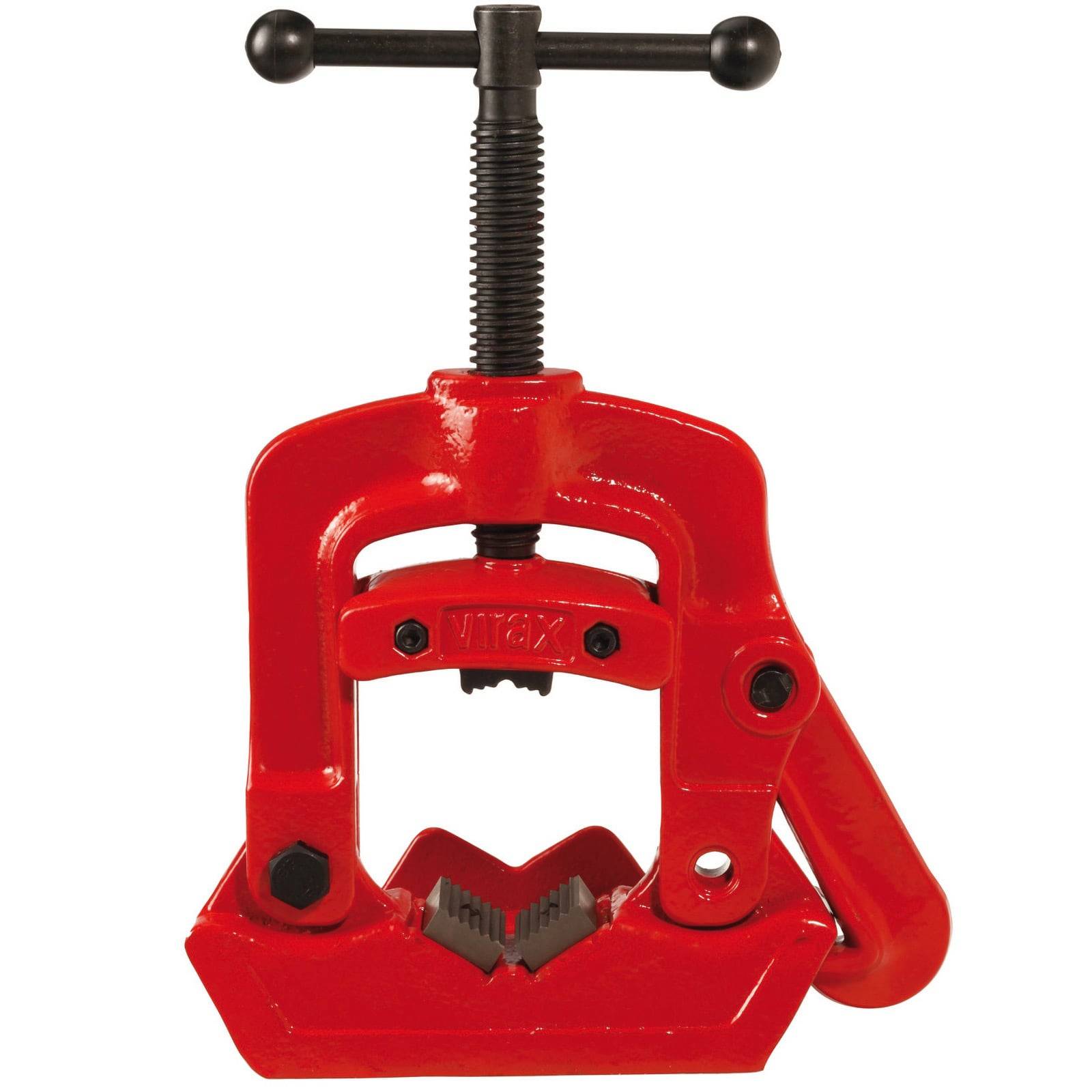 Ein roter Rohrklemmer zum sicheren Festhalten von Rohren, mit verstellbarer Klemmvorrichtung und rotierendem Handgriff, entwickelt für Klempner- oder Metallbearbeitungsarbeiten.