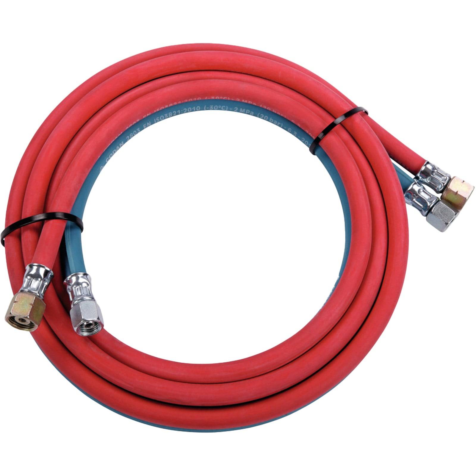 Ein aufgerollter roter Schlauch, gesichert mit zwei schwarzen Riemen, ausgestattet mit Metallverbindern an beiden Enden, geeignet für verschiedene Sanitär- oder industrielle Anwendungen.