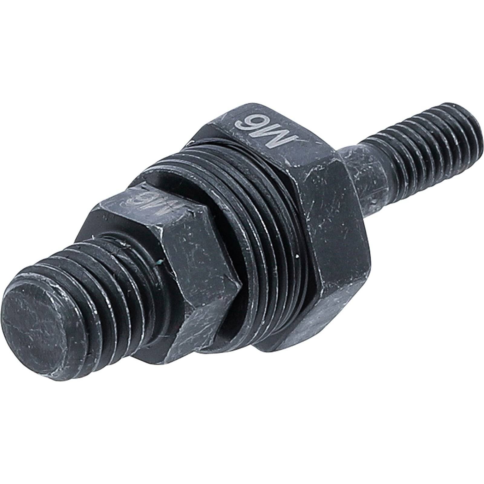 Eine Nahaufnahme einer mechanischen Schraube, die mit '9M' beschriftet ist und eine Gewindestange und einen sechskantigen Muttern aufweist, was auf eine Verwendung beim Zusammenbau von Maschinen hindeutet.