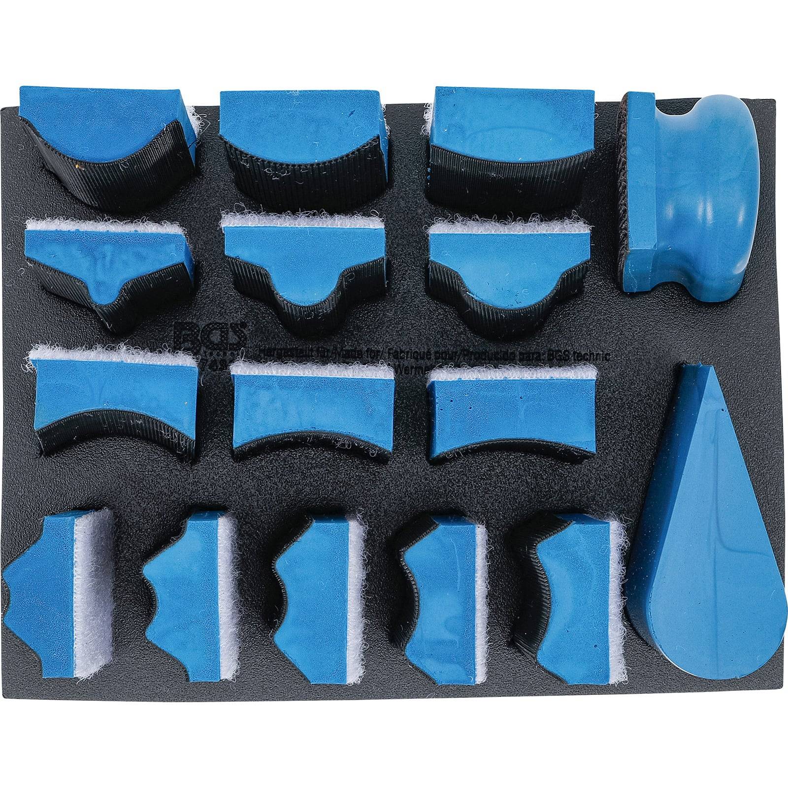 Ein Satz blaue, selbstklebende Klett-Schleifwinkel und -kurven mit verschiedenen Formen auf einem schwarzen Hintergrund, der für präzises Schleifen verwendet wird.