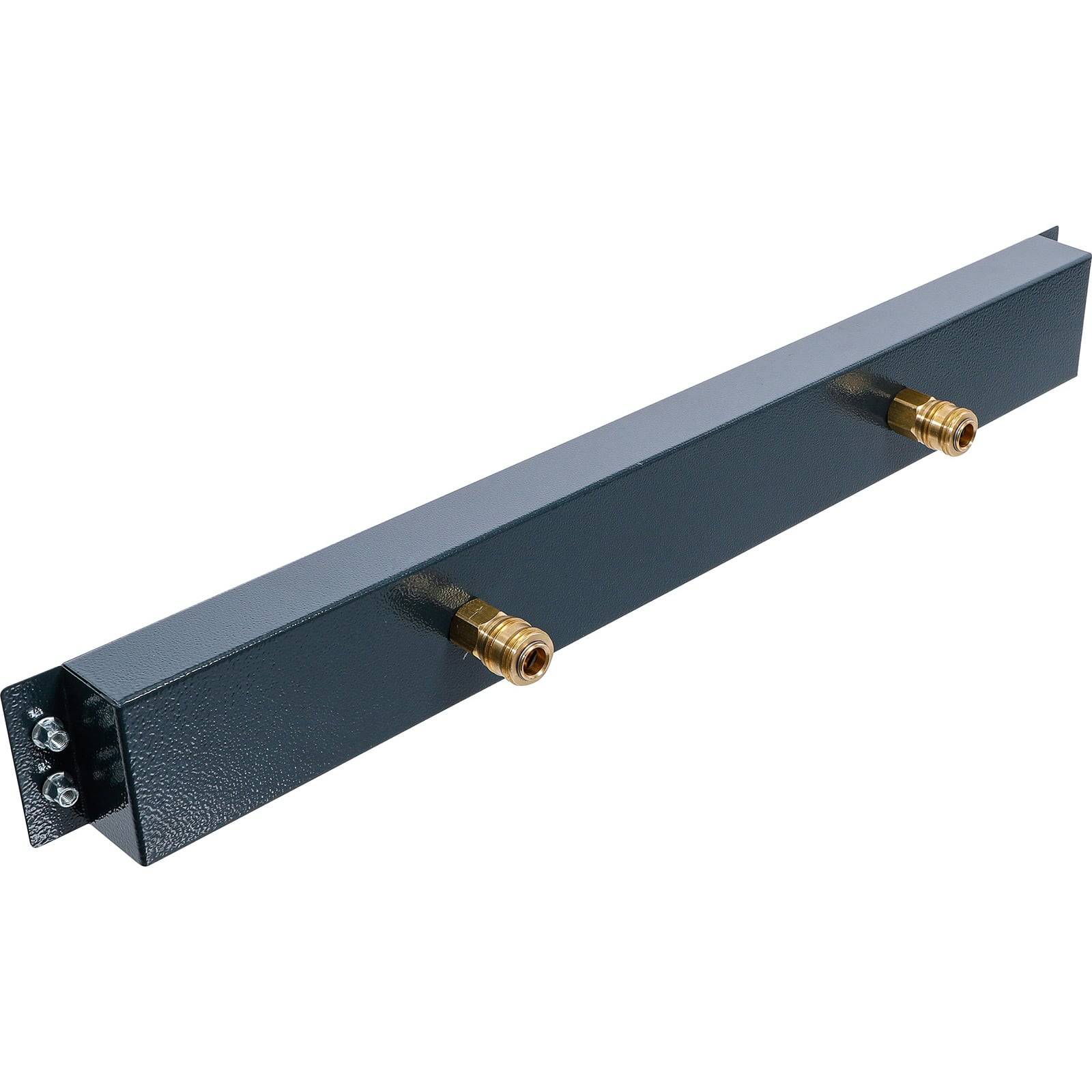 Ein rechteckiger Metallbalken mit zwei Messingbeschlägen an einer Seite und Befestigungslöchern an jedem Ende. Verwendet zum Verbinden von Komponenten in einem mechanischen System.