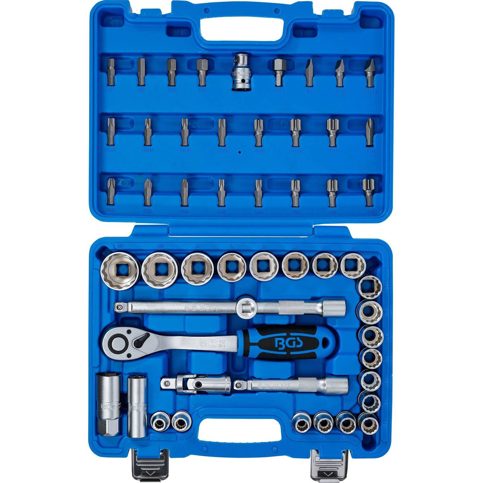 Eine blaue Werkzeugkiste, die einen Ratschenschlüssel, verschiedene Steckschlüsselgrößen und diverse Schraubendreher-Bits enthält, sorgfältig in vorgesehenen Fächern geordnet.