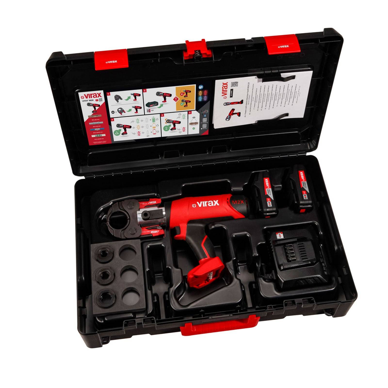 Ein rot-schwarzes Crimping-Werkzeug-Set in einem offenen Koffer mit mehreren Matrizen, einem Ladegerät, zwei Akkus und einer Bedienungsanleitung.