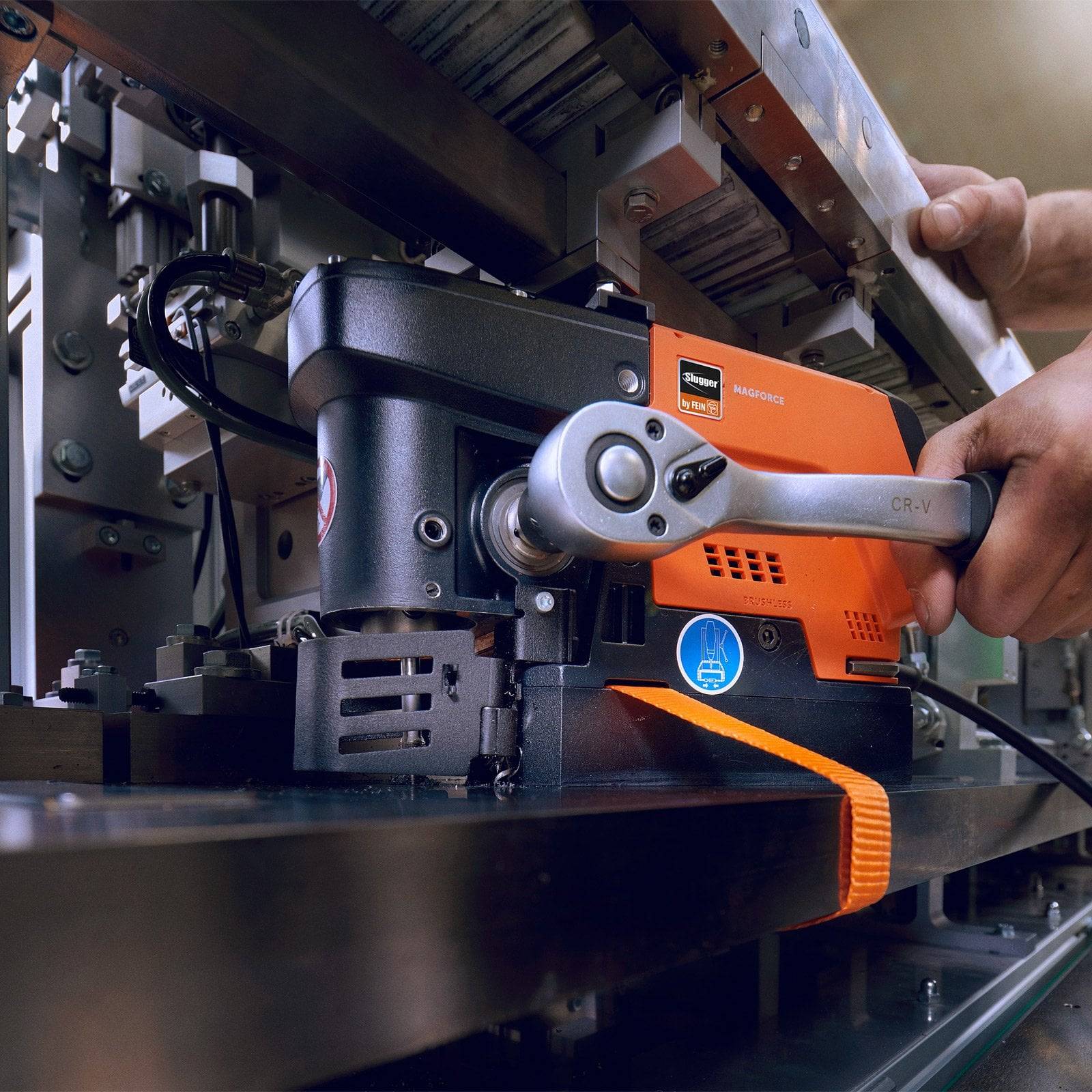 Eine Hand bedient eine Maschine in einem Fabrikumfeld und veranschaulicht industrielle Automatisierung und Präzisionswerkzeuge der Technik.