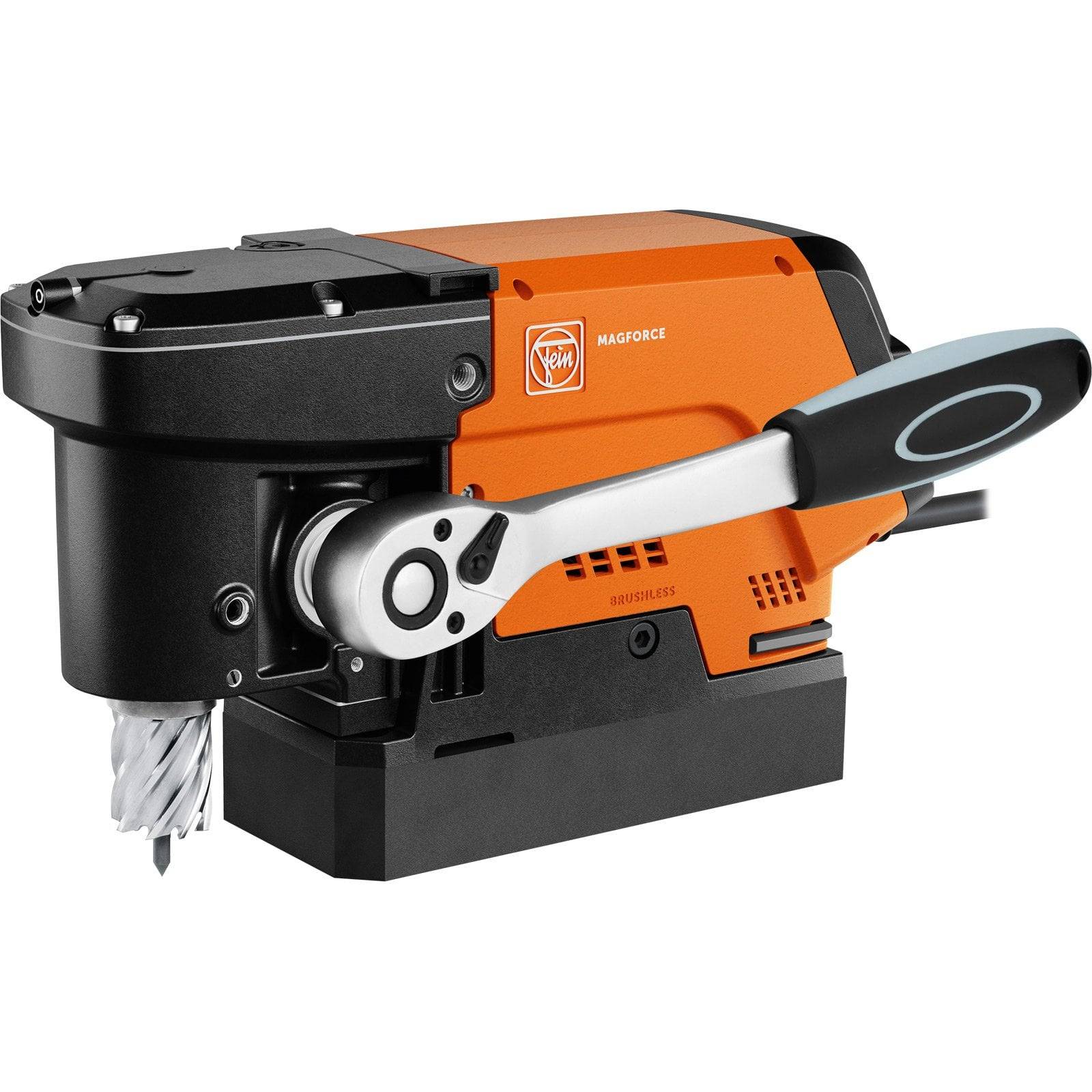 Eine kompakte, orange-schwarze Industriebohrmaschine mit angebrachtem Handhebelgriff, entwickelt für präzise Metallbearbeitungsaufgaben.