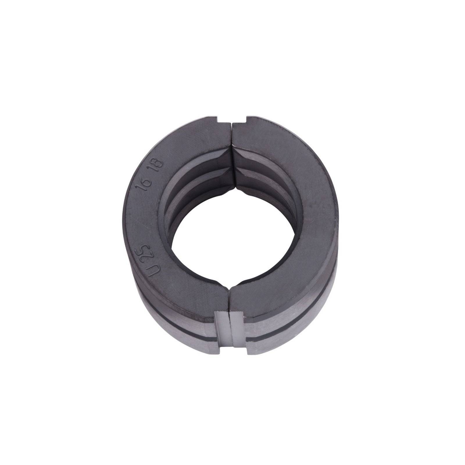 Ein Metallspaltring mit einer kreisförmigen Nut, mit der Beschriftung '1816' und 'L17', konzipiert für mechanische oder technische Anwendungen.