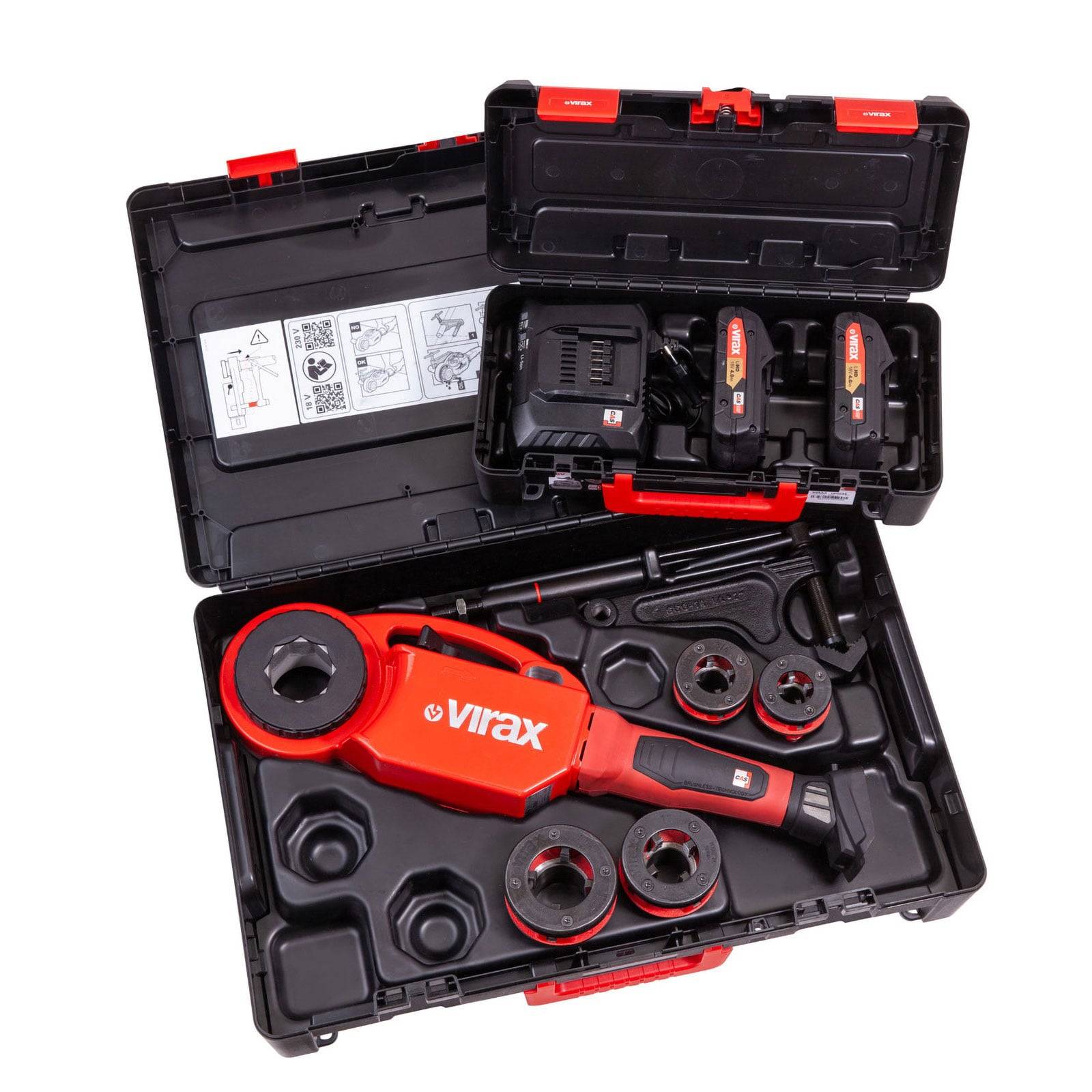 Rotes Virax Werkzeugset mit verschiedenen austauschbaren Teilen und zwei Akkupacks in einem schwarzen Transportkoffer, entwickelt für Rohrleitungsarbeiten.