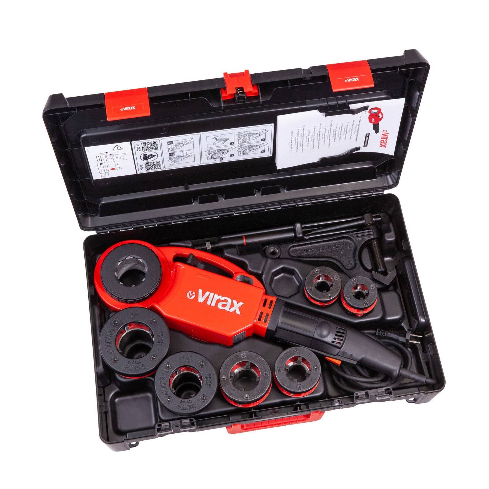 Ein rot-schwarzer elektrischer Gewindeschneider mit verschiedenen Größen von Schneidbacken und Komponenten in einem Plastikkoffer.
