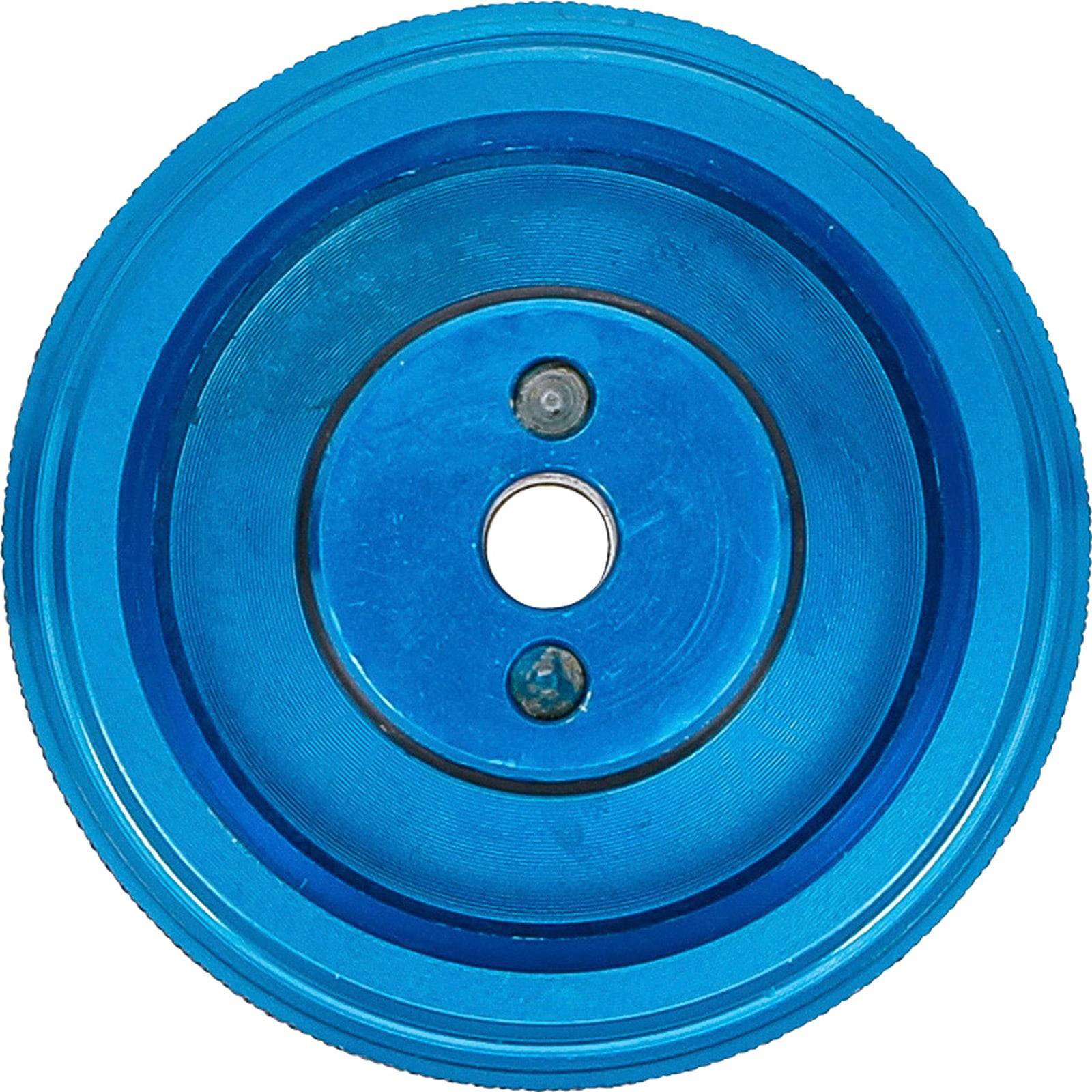 Ein blauer Metallkreisel mit einem kreisförmigen Design und zwei Löchern in der Mitte, von oben betrachtet.