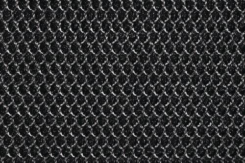 Eine schwarze Mesh-Textur mit einem sich wiederholenden Diamantmuster und einer leicht reflektierenden Oberfläche, die auf ein Material wie Stoff oder Metalldraht hindeutet.