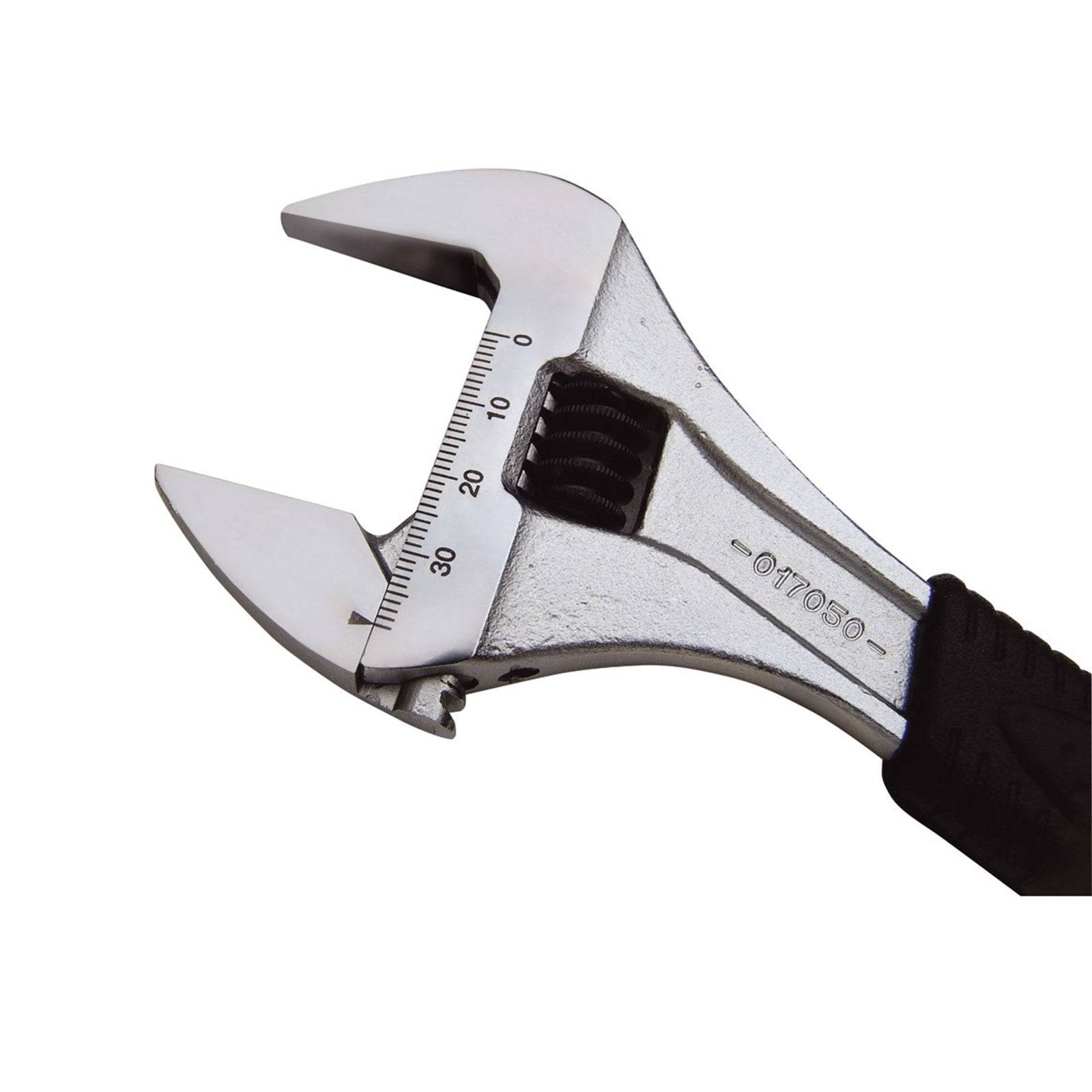 Ein silberner verstellbarer Schraubenschlüssel mit Maßstrichmarkierungen, der die Skala zur Größenverstellung zeigt, vor einem einfarbigen Hintergrund.