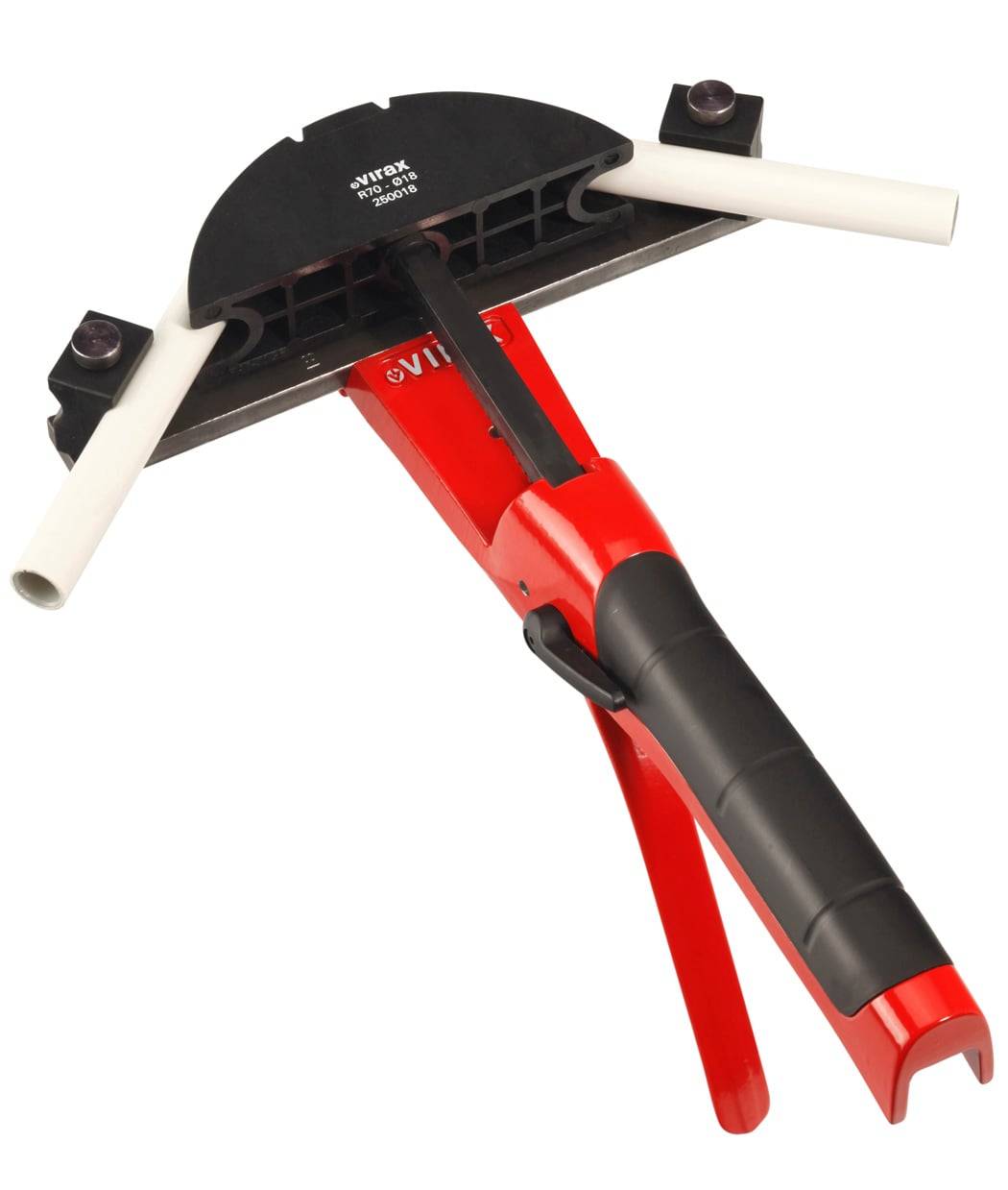 Ein rotes und schwarzes manuelles Rohrbiegewerkzeug ist abgebildet, das zwei weiße Rohre umfasst und seine Funktionalität beim Biegen demonstriert.