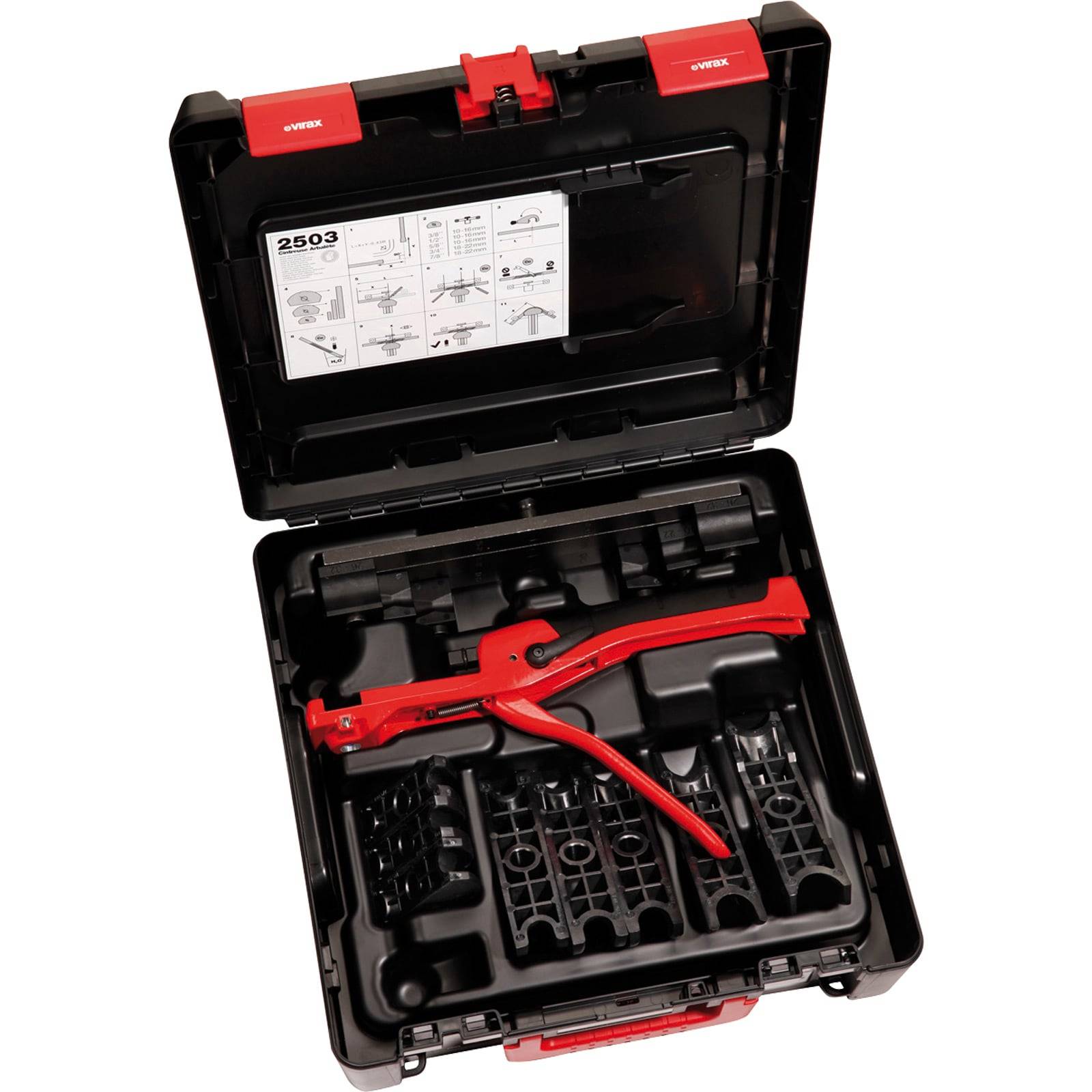 Ein rotes Werkzeugset in einem offenen schwarzen Transportkoffer, einschließlich einer Crimpzange und mehrerer Anbauteile. Eine Bedienungsanleitung ist im Inneren des Deckels sichtbar.