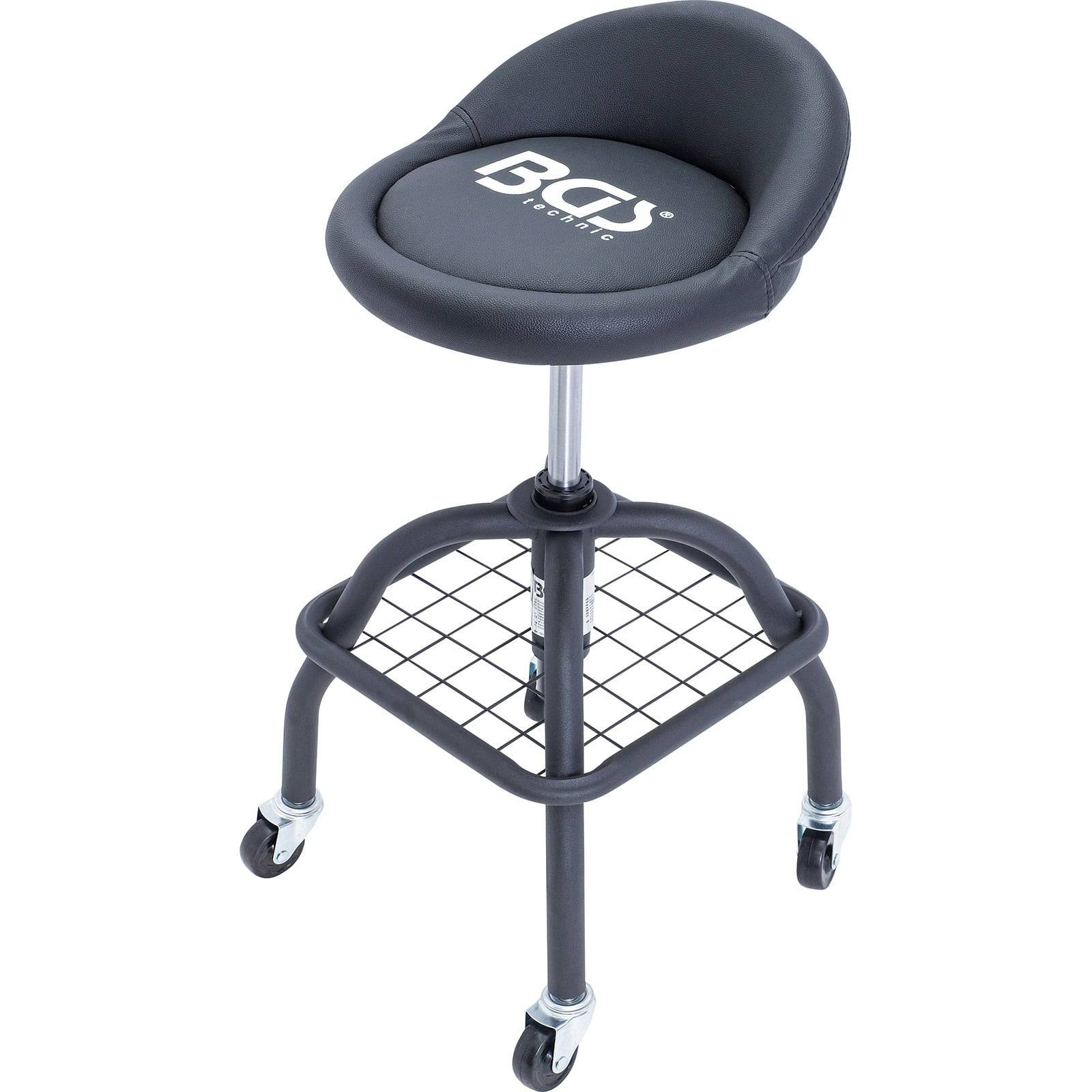 Ein schwarzer verstellbarer Hocker mit einer runden gepolsterten Sitzfläche, die das Logo 'BØC' trägt. Er verfügt über eine Metallbasis mit Rollen und einem Gitterablageregalboden.