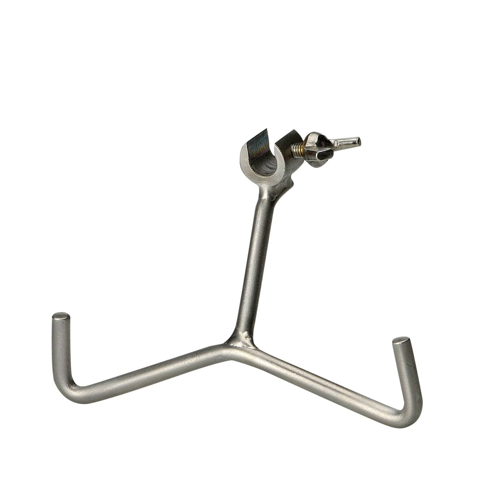 Ein rostfreier Dreibein aus Stahl mit verstellbaren Beinen und einer zentralen Schraube zum Befestigen oder Abstützen von Laborausrüstung.