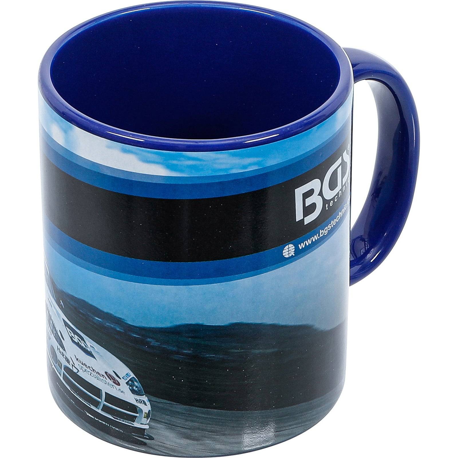 Blauer und schwarzer Becher mit einem Autorennen-Bild und Website-Text www.bg...