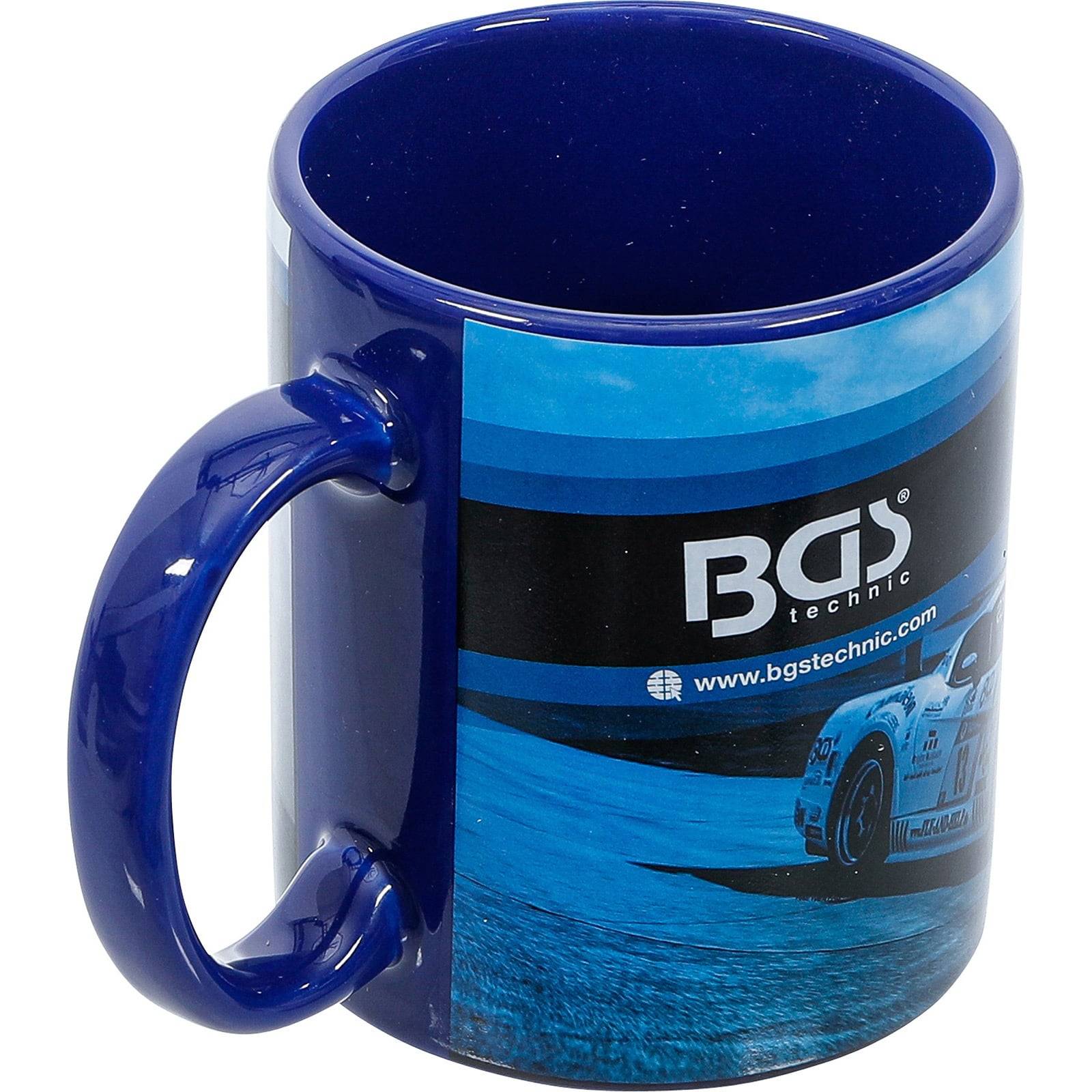 Eine blaue Tasse mit einem 'BGS technic' Logo und einem Autoaufdruck, die die Website www.bgstechnic.com bewerben.