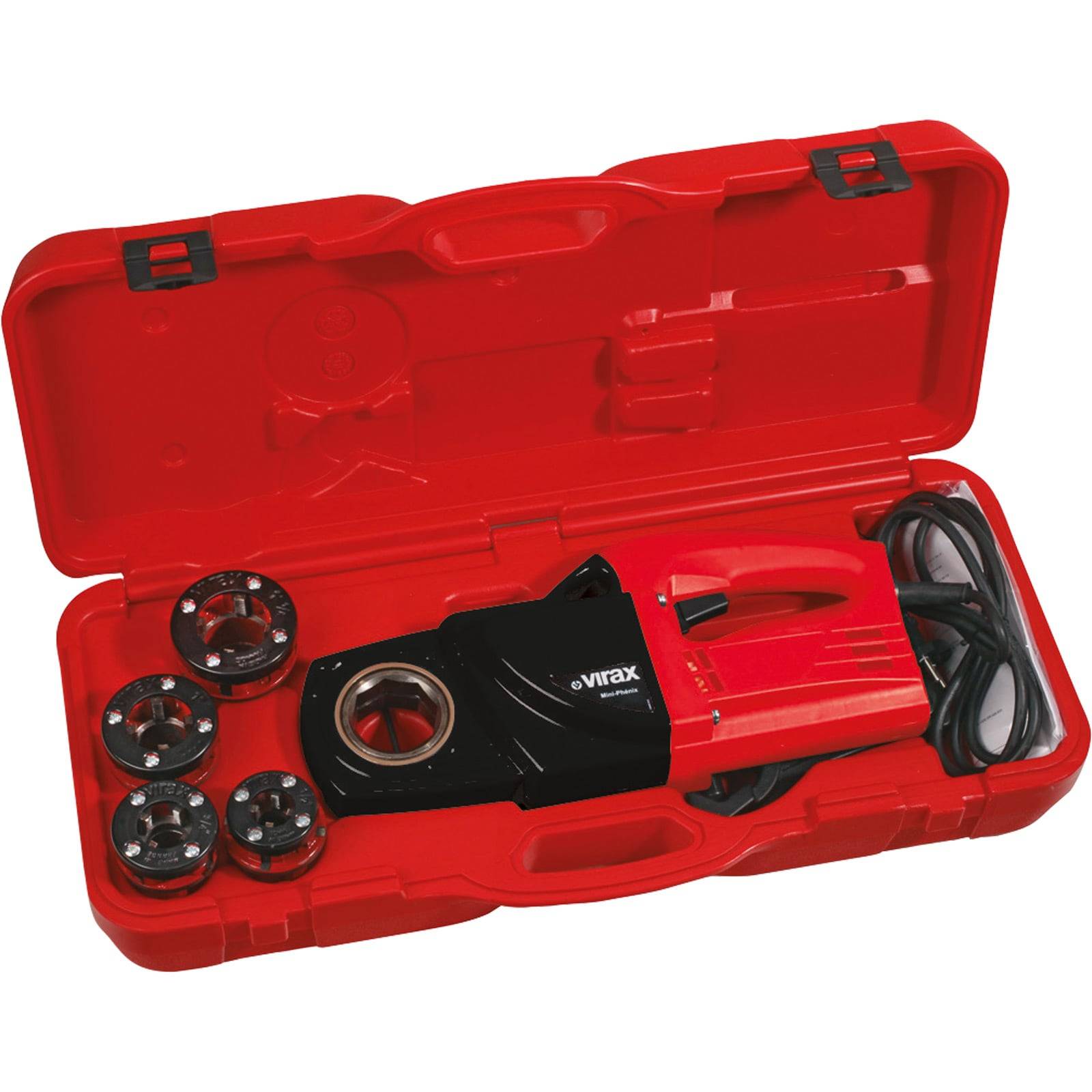 Rote Plastikbox mit einem Elektrowerkzeug und Zubehör, einschließlich mehrerer kreisförmiger Aufsätze, konzipiert für das Gewindeschneiden von Rohren.