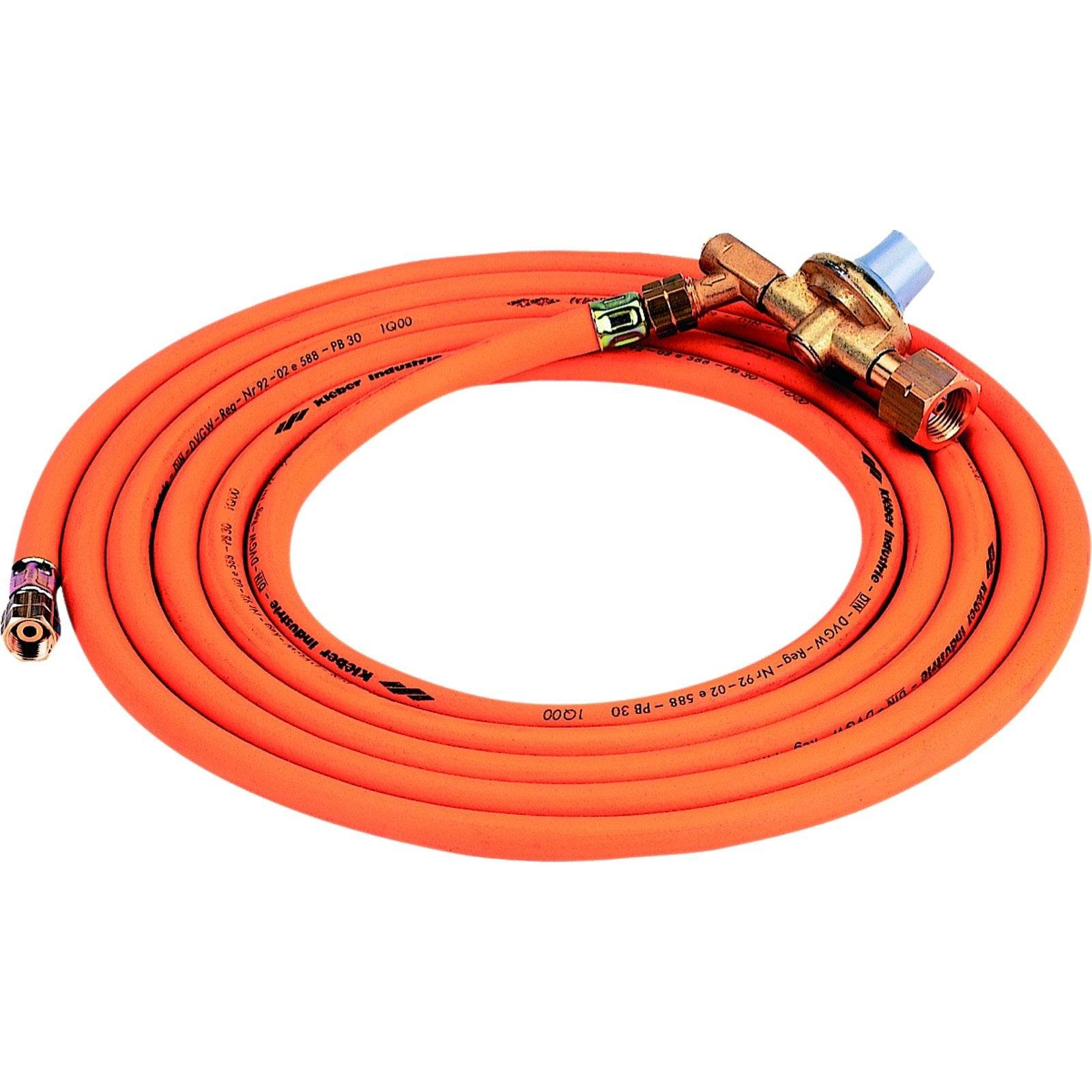 Ein orangefarbener Gasschlauch mit einem Messingregulator und Anschlüssen, ordentlich aufgerollt. Verwendet für Gasgeräte oder Grills.