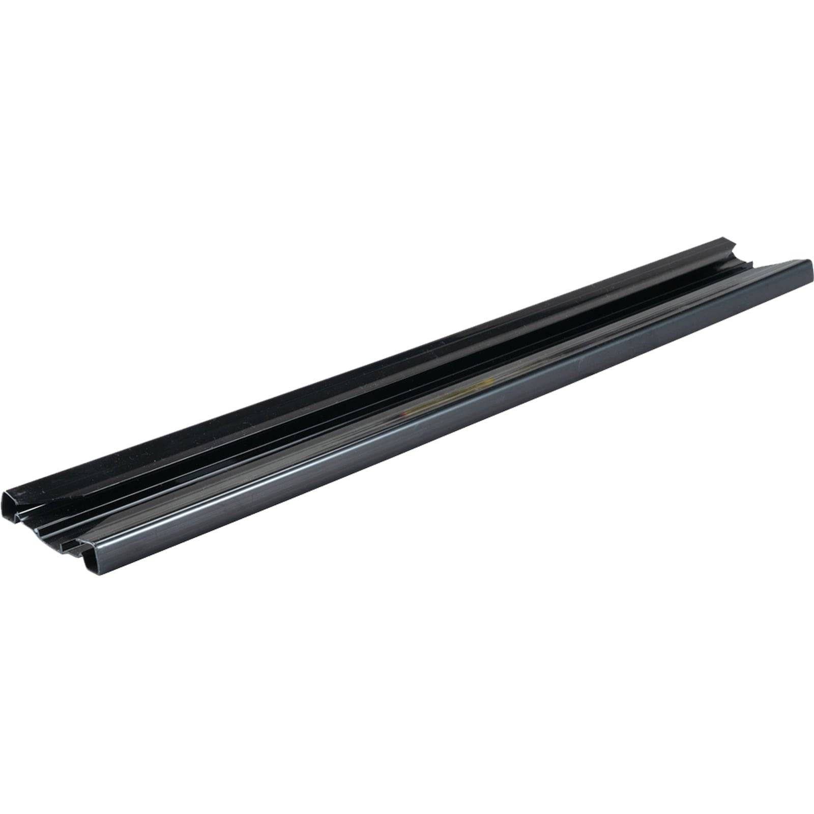 Ein schwarzes J-Profil aus Aluminium, das zur Kantenveredelung bei Fassadenverkleidungen verwendet wird, auf einem weißen Hintergrund.