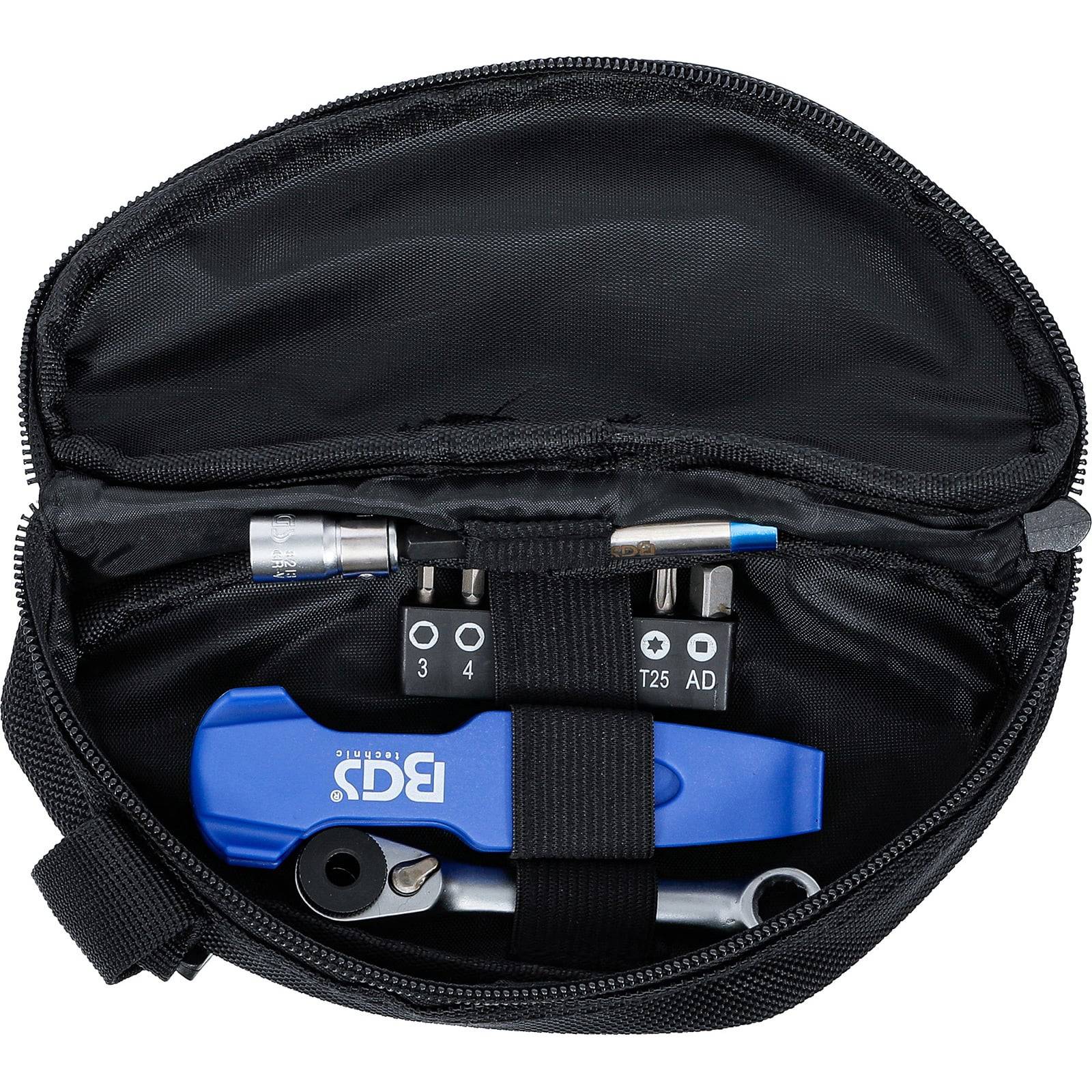 Ein schwarzes Täschchen mit Reißverschluss, das einen blauen BGS-Ratschenhandgriff und verschiedene Steckschlüssel-Aufsätze enthält, die zum Anziehen oder Lösen von Schrauben und Bolzen verwendet werden.