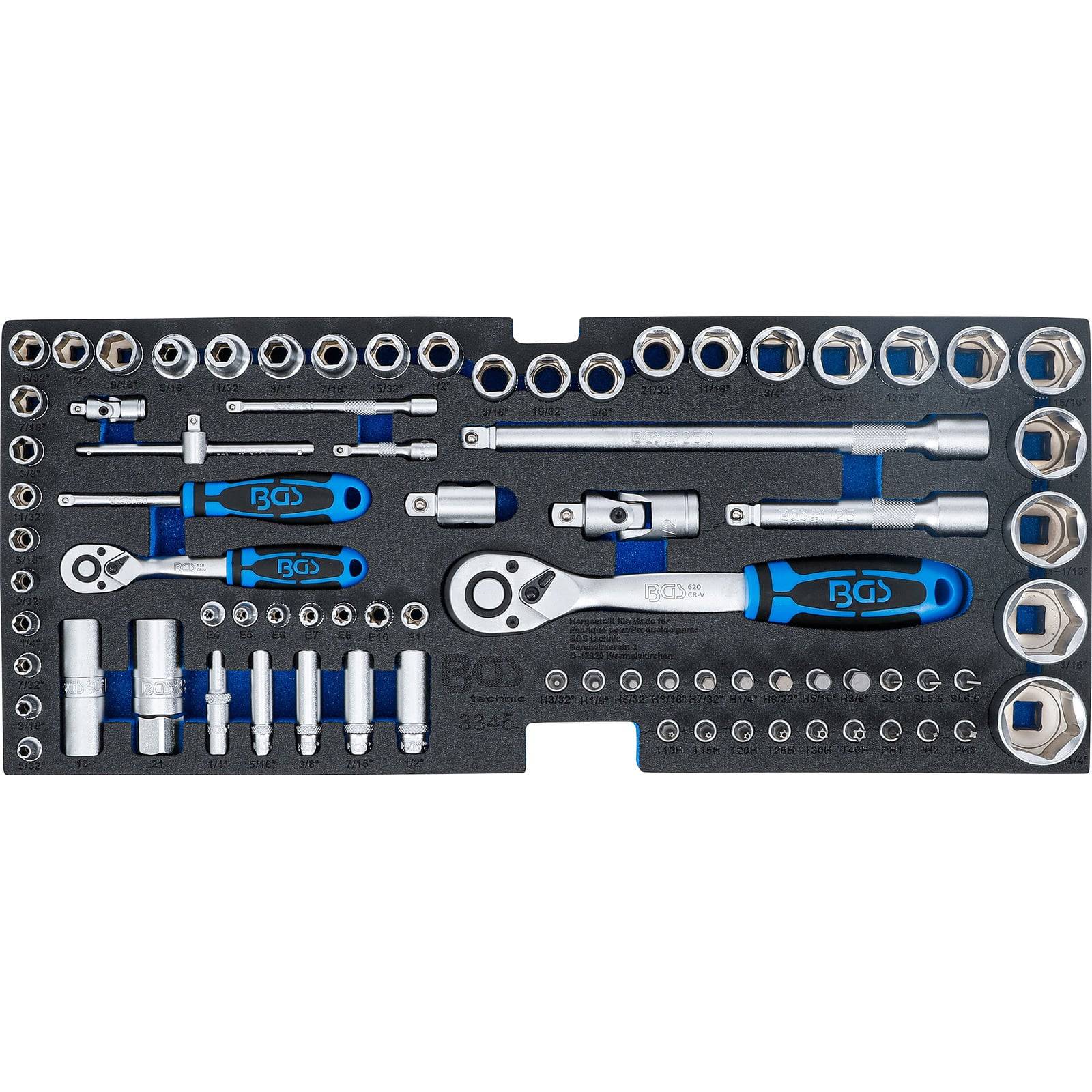 Ein Werkzeugsatz mit Steckschlüsseln, Ratschenschlüsseln und Verlängerungen, die in einem Schaumstoffeinsatz organisiert sind. Umfasst verschiedene Größen für vielseitige Einsätze bei mechanischen Arbeiten.
