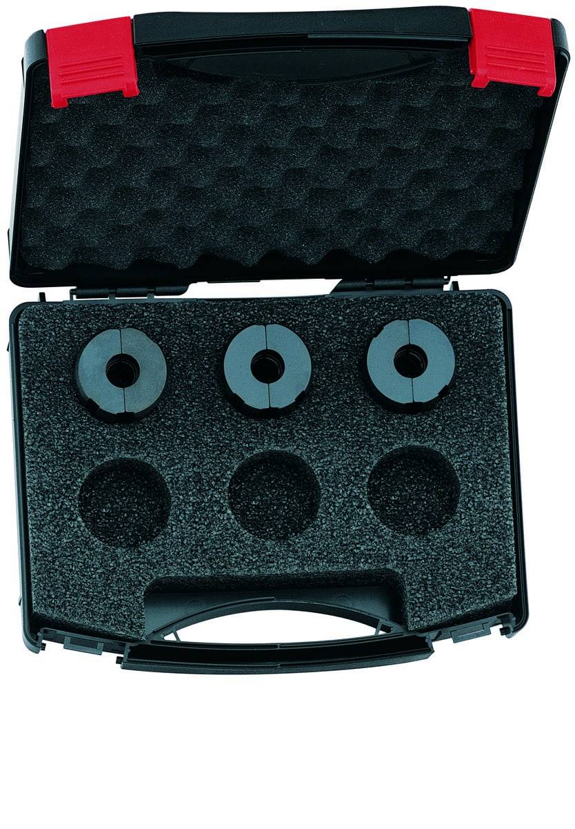 Transportkoffer mit Schaumstoffeinsatz zur Aufnahme von drei zylindrischen Gegenständen.