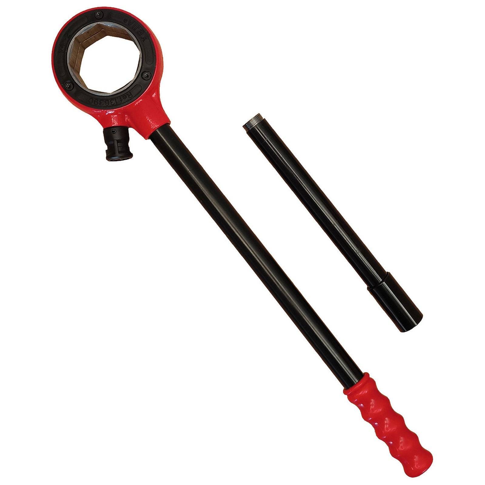 Ein Knarrenschlüssel mit rotem Griff, zusammen mit einer Verlängerung, zum Anziehen oder Lösen von Schrauben mit Hebelwirkung.